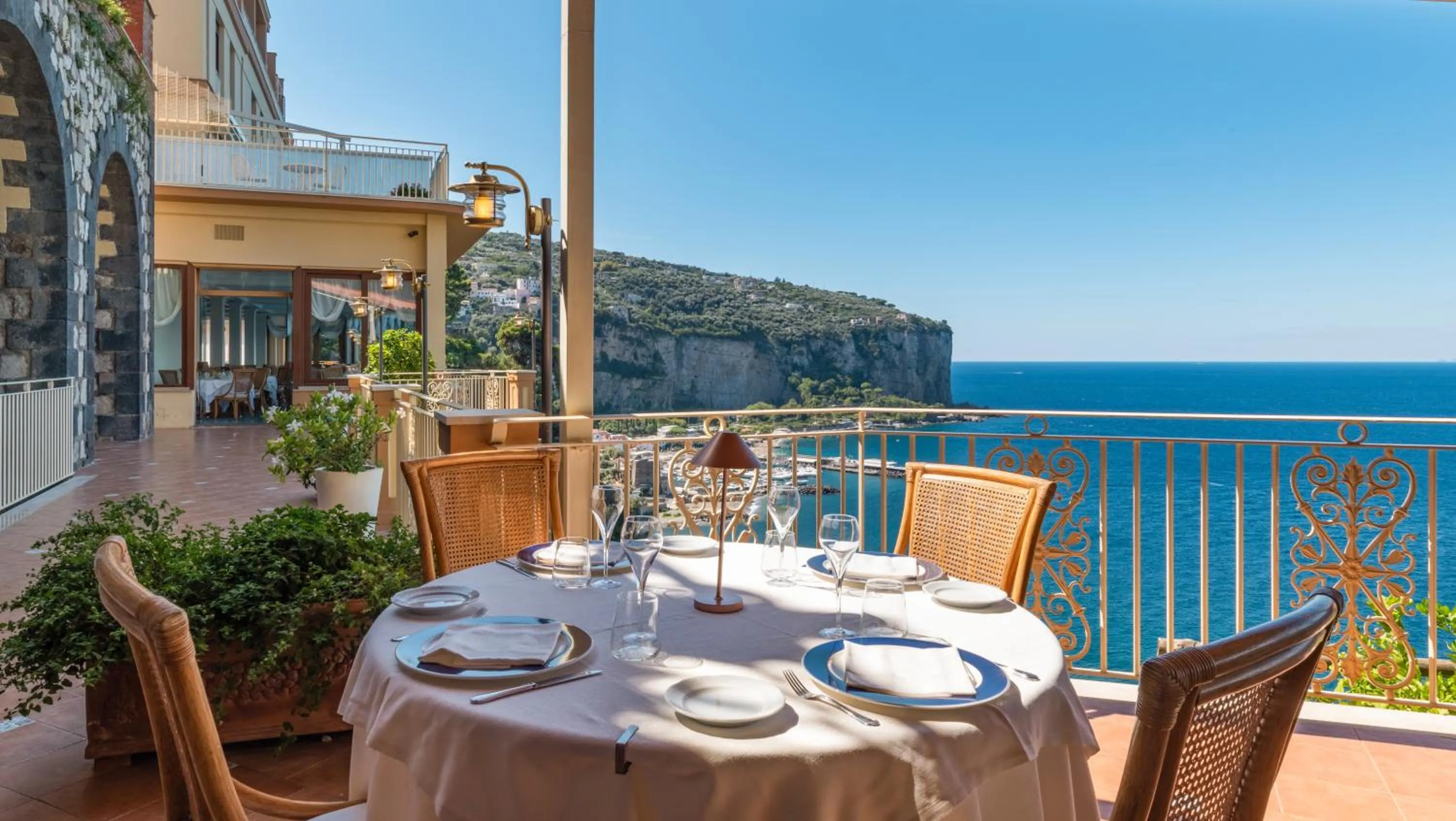 Restaurant/places to eat in Hotel Sporting