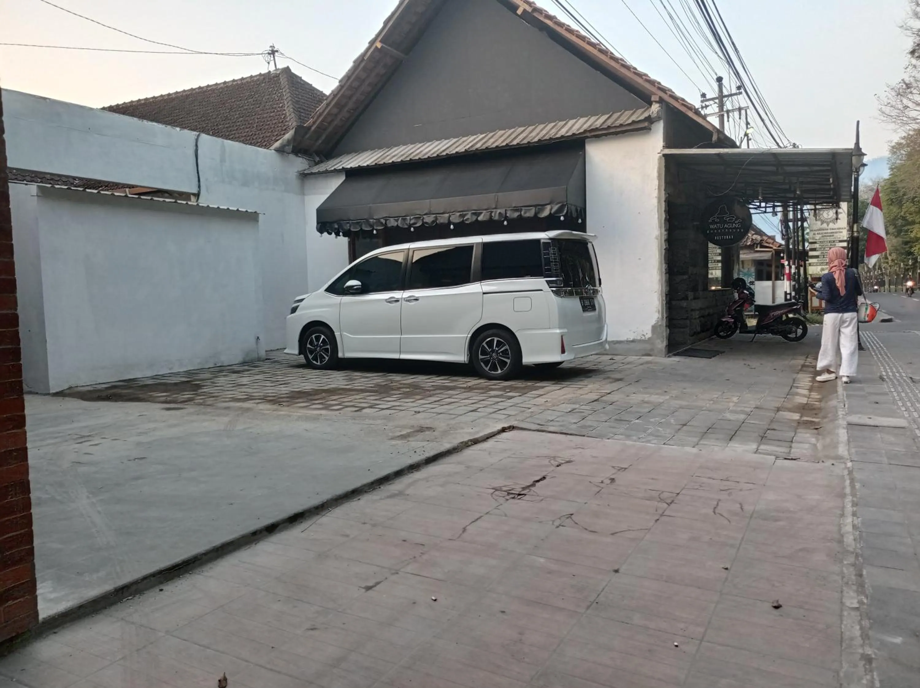 Parking in Watu Agung Guest House