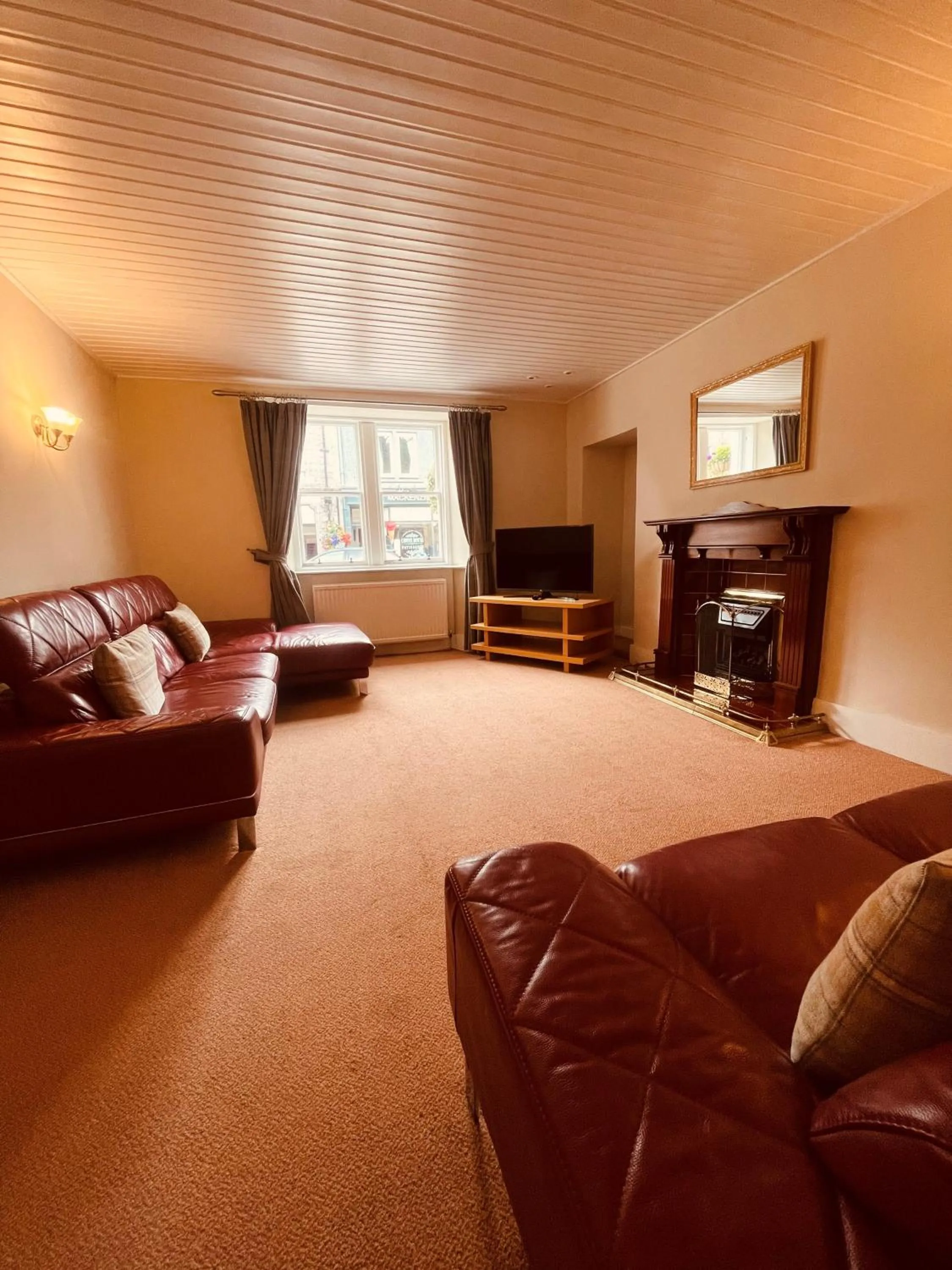 Living room, Bed in McKays Hotel