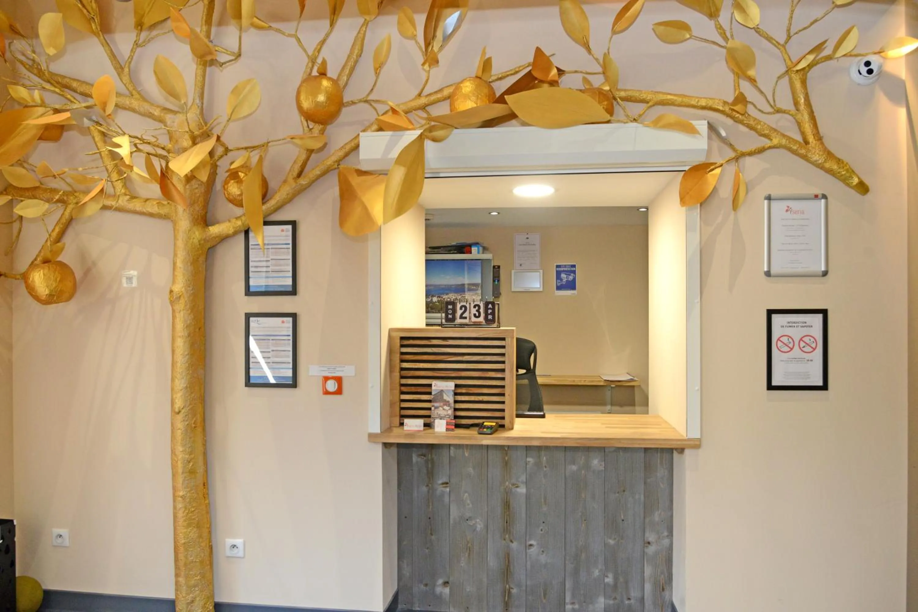 Lobby or reception in Logis Hotel Yseria - Historical Center