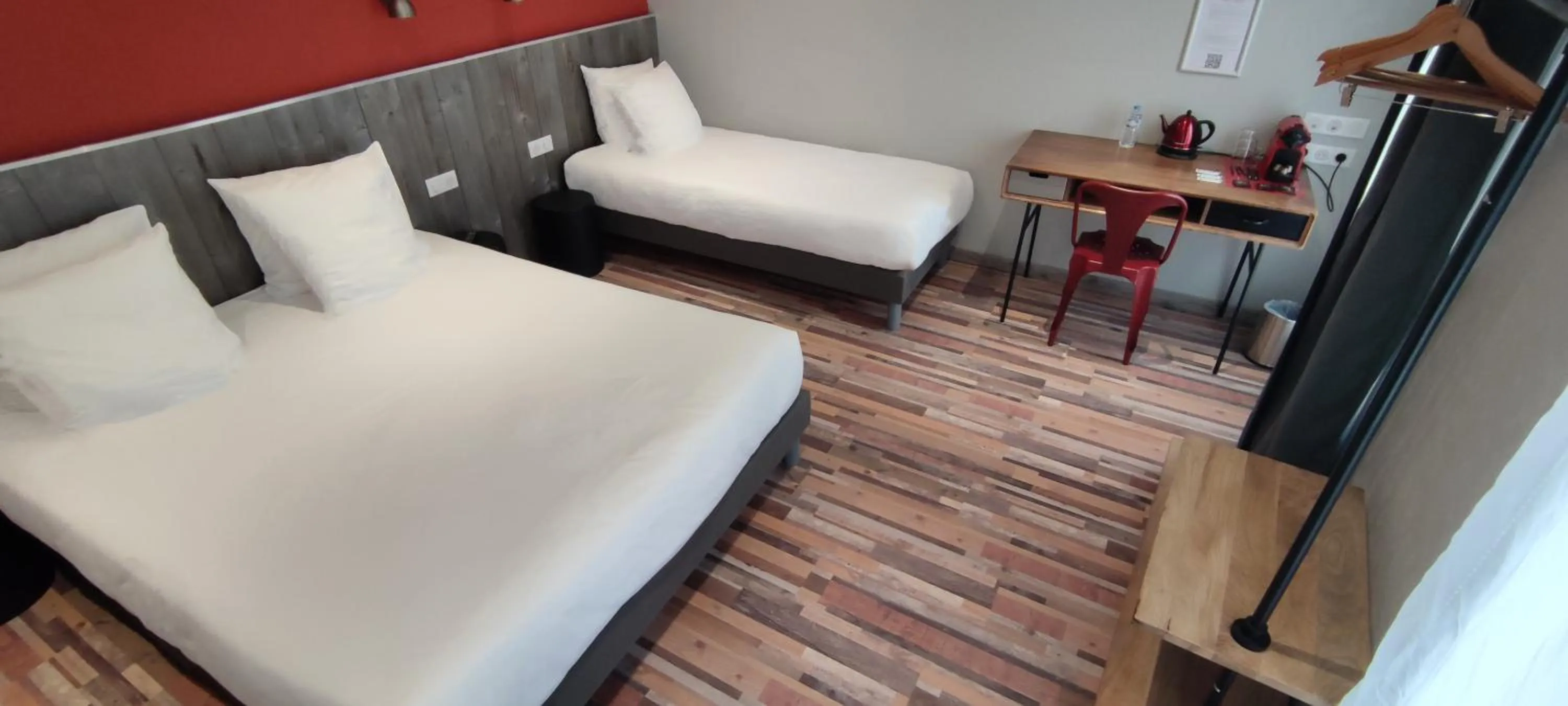 Photo of the whole room, Bed in Logis Hotel Yseria - Historical Center