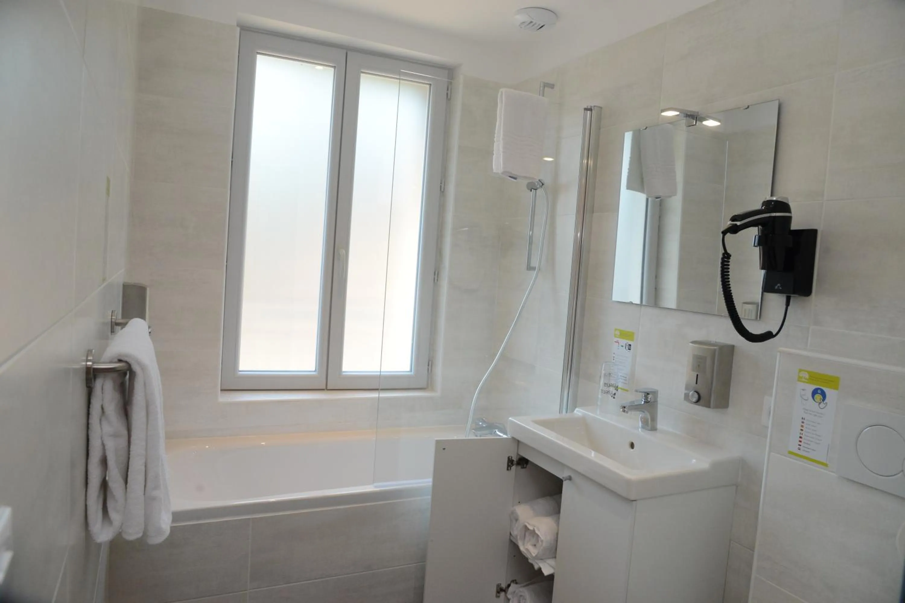 Shower in Logis Hotel Yseria - Historical Center