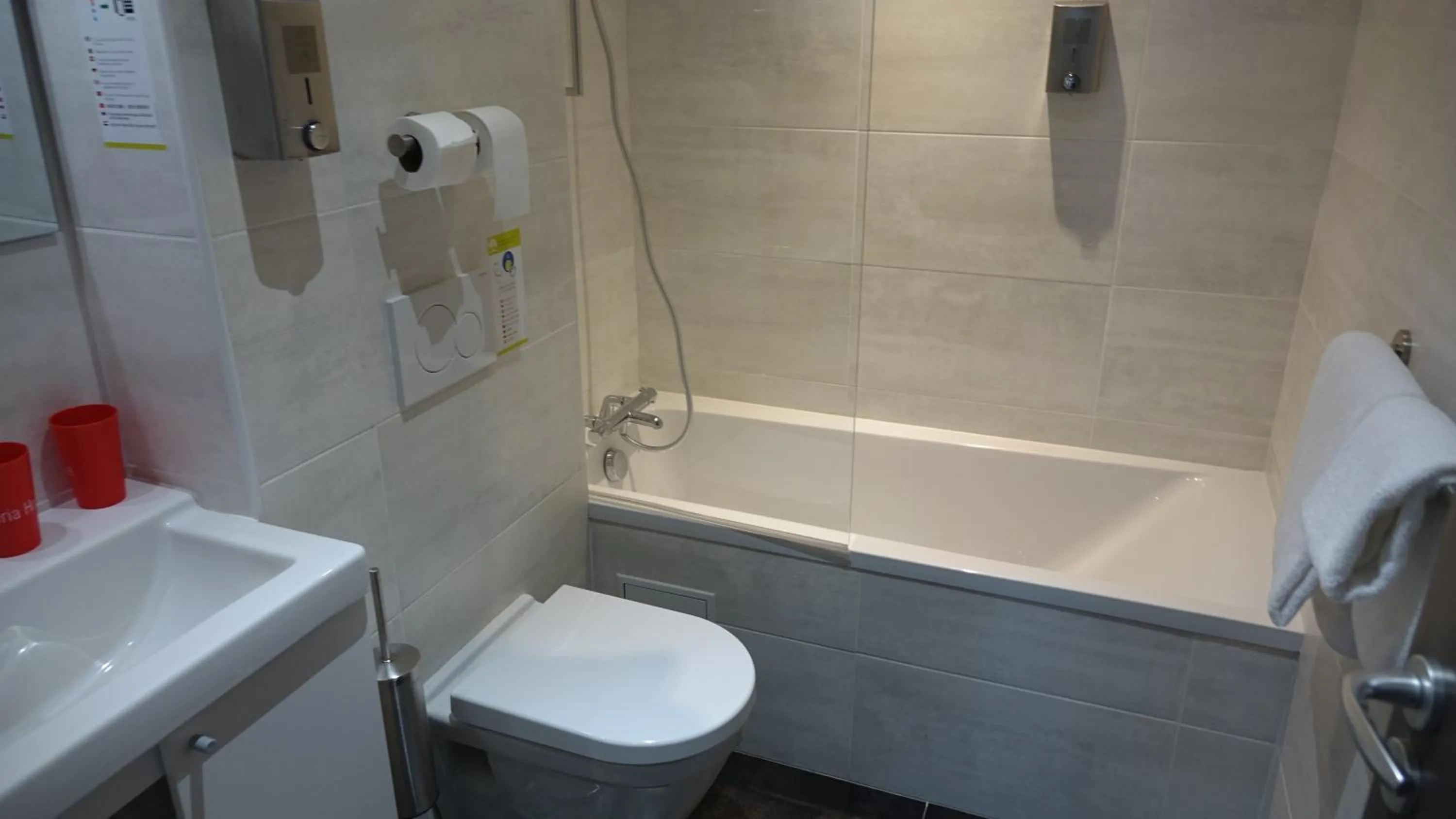 Shower in Logis Hotel Yseria - Historical Center