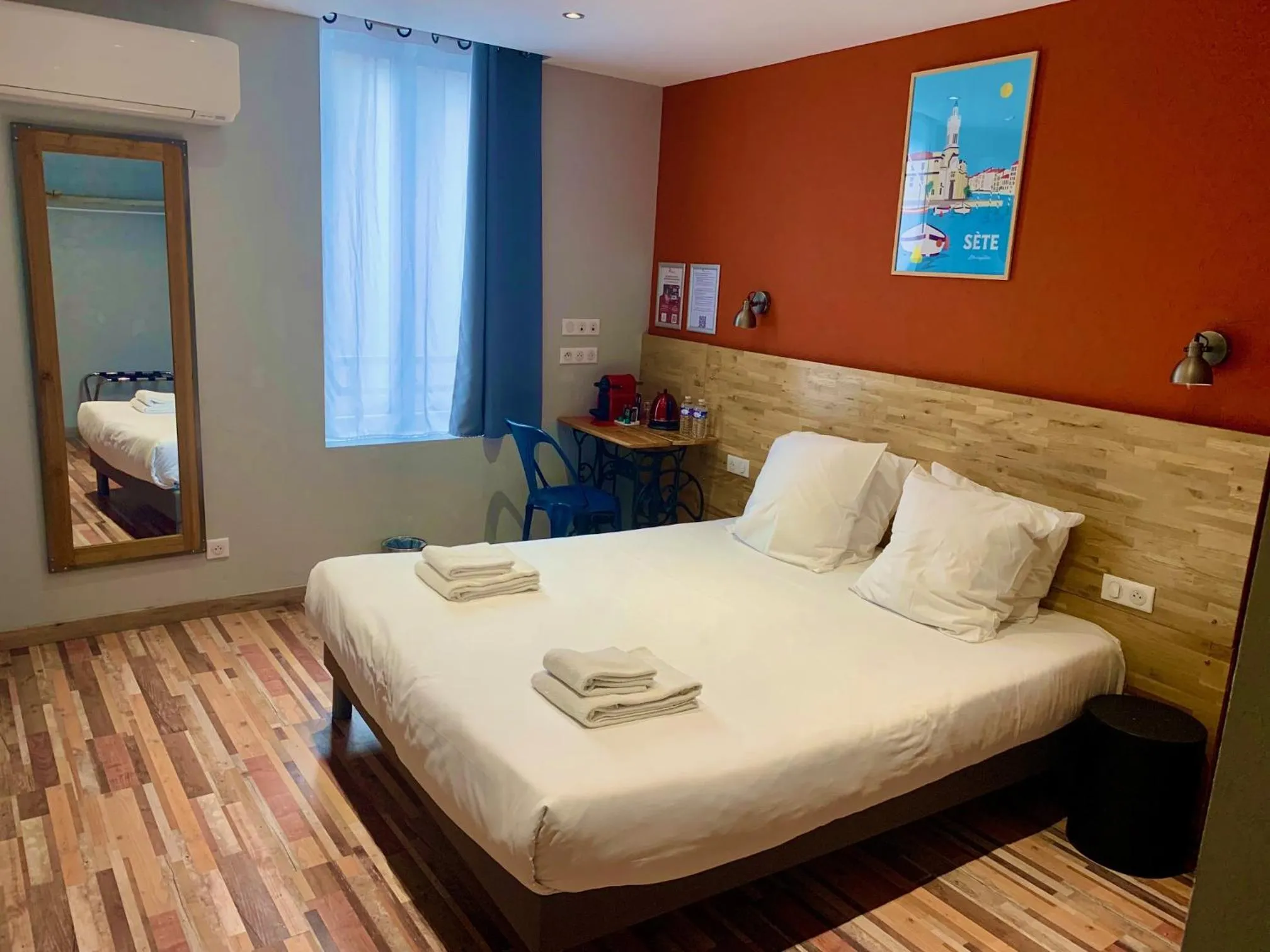 Bedroom, Bed in Logis Hotel Yseria - Historical Center