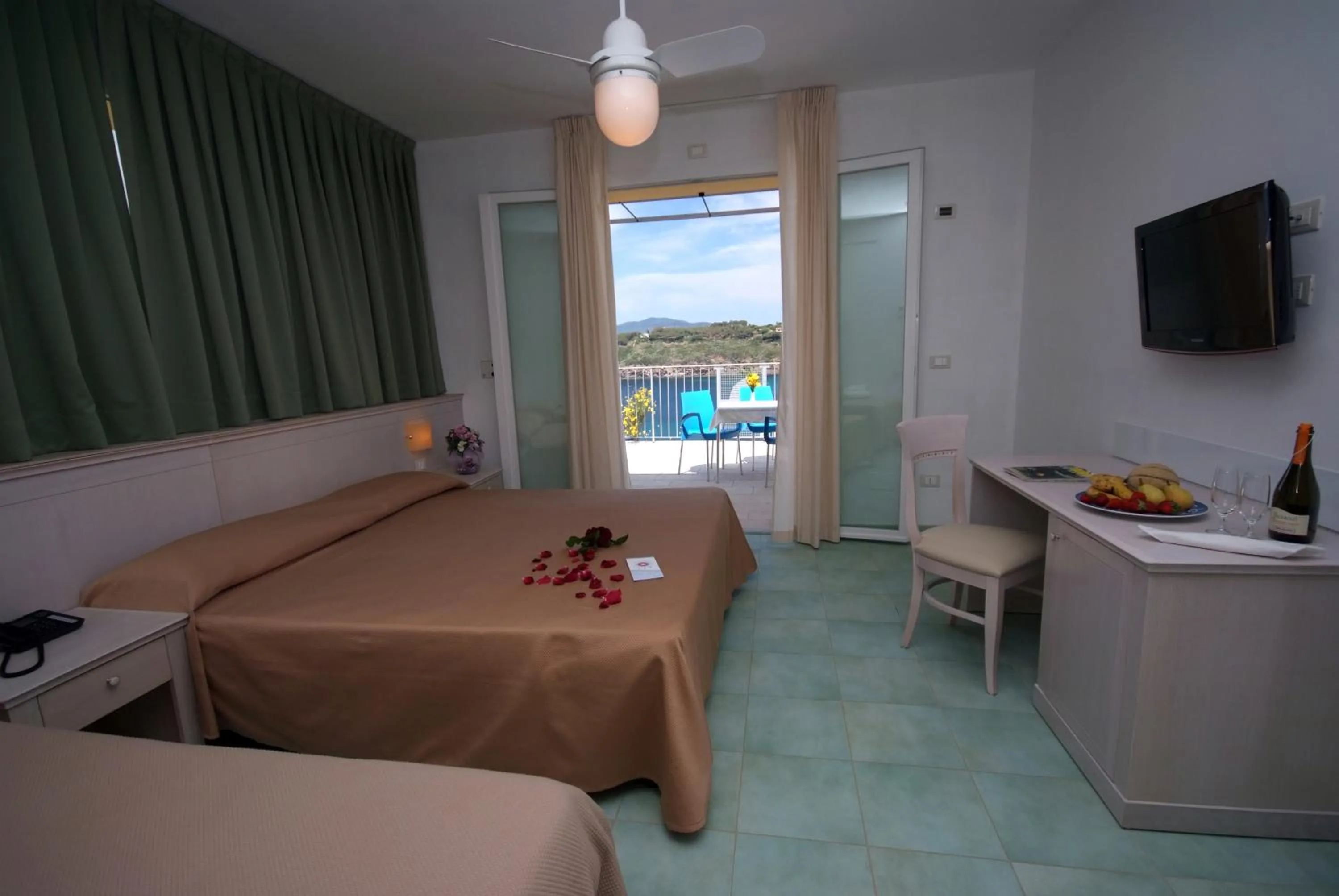 Day, Bed in Hotel Dino