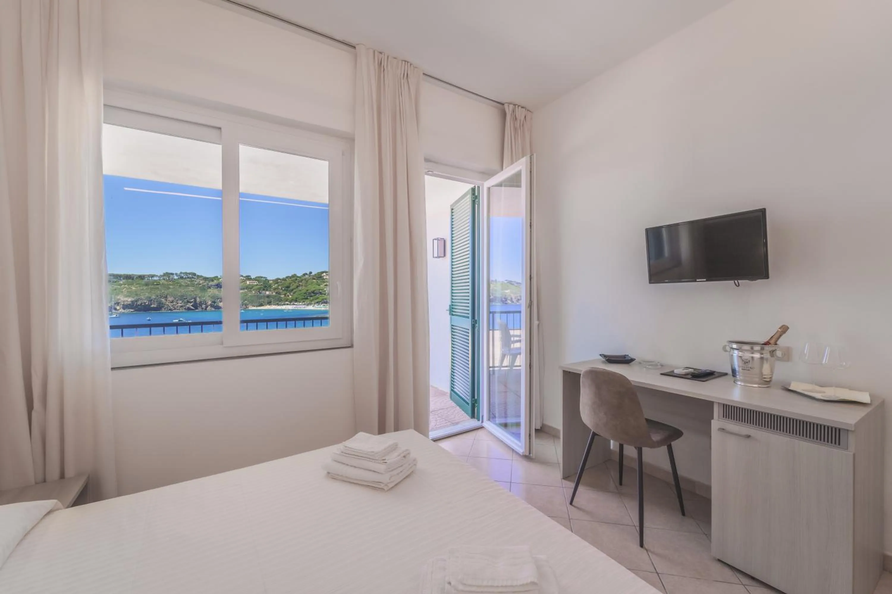 Bedroom, Bed in Hotel Dino