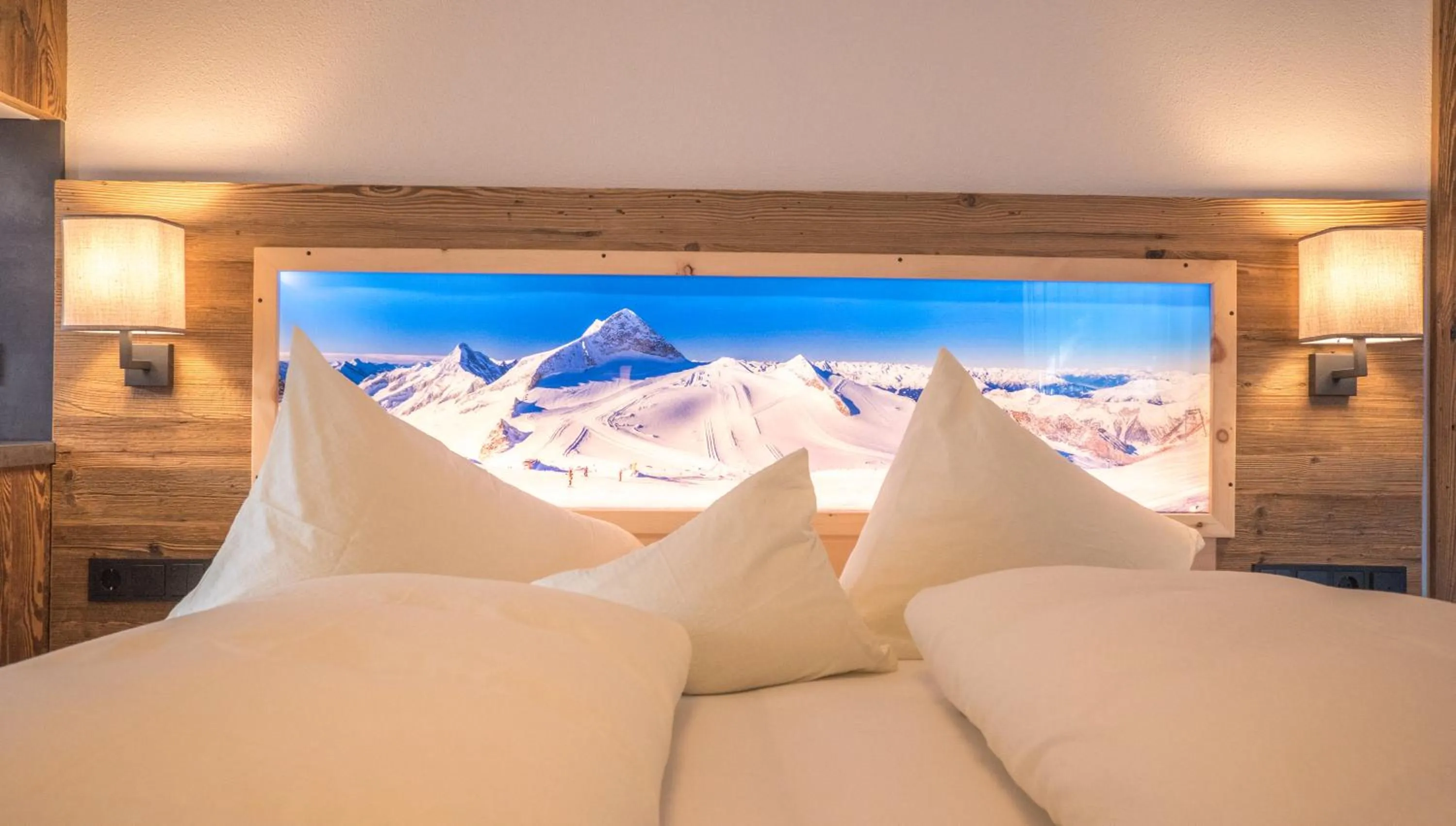 Bed in Hotel & Apart Central