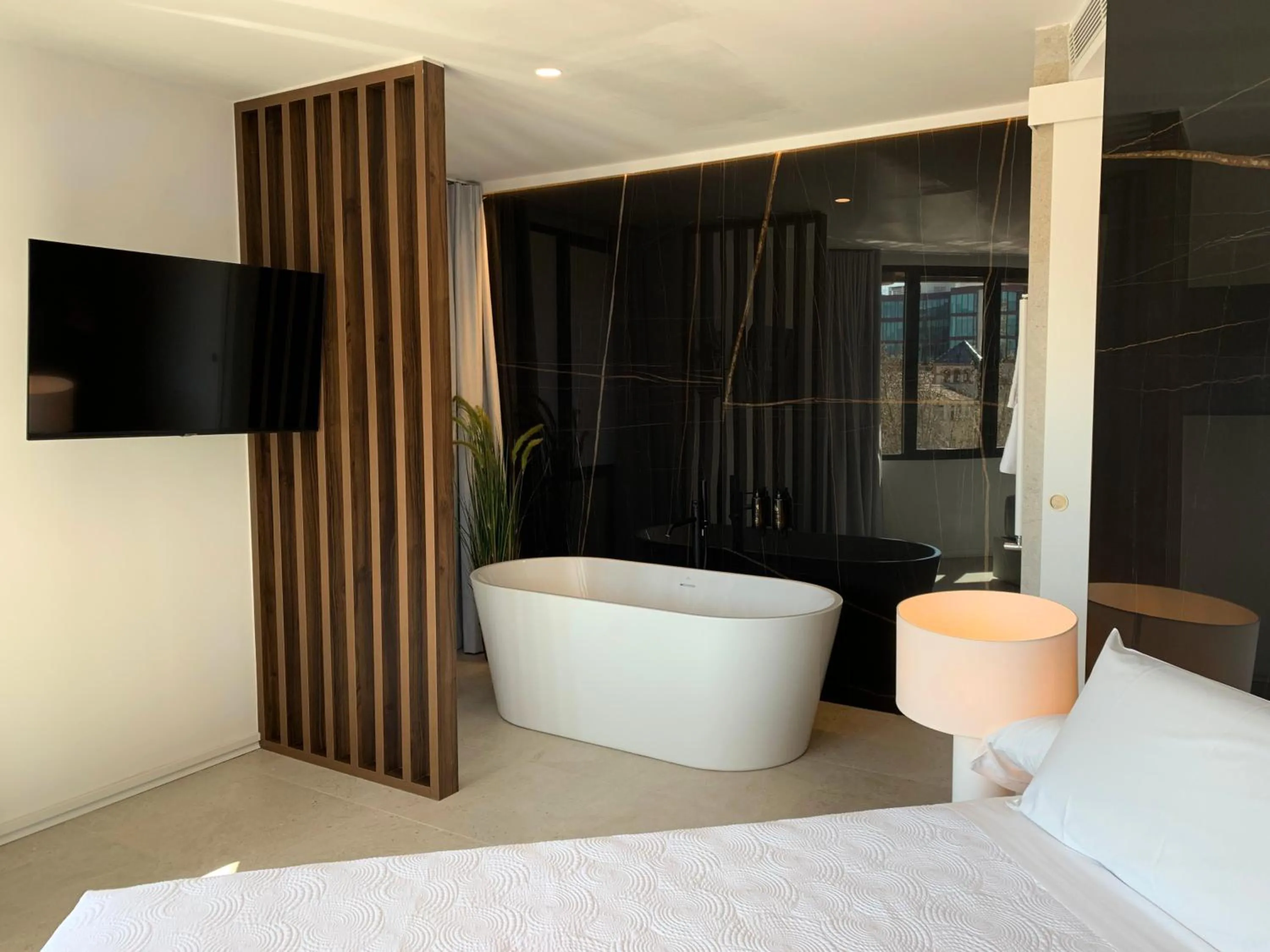 Bath, Bed in Hotel Condestable Iranzo