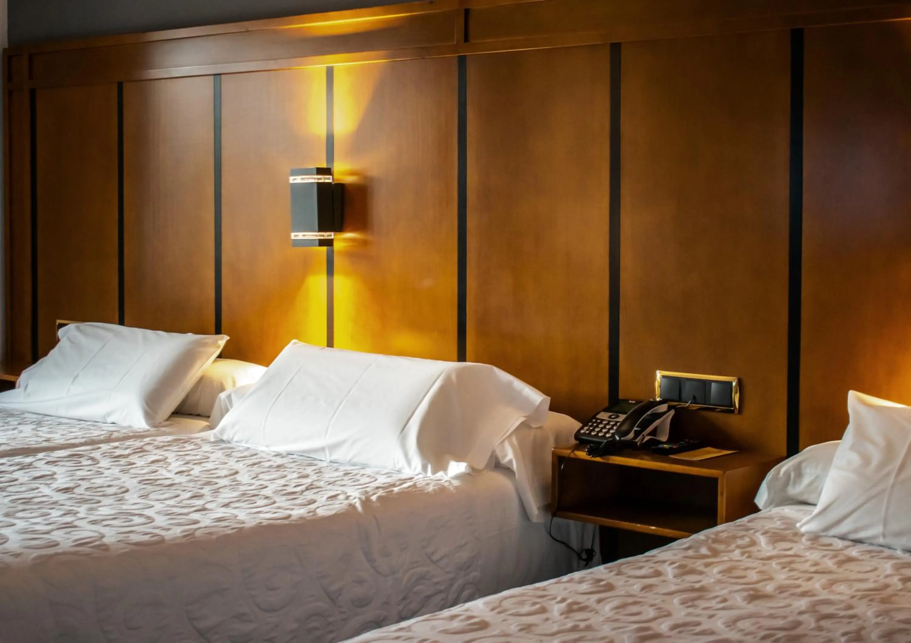 Bedroom, Bed in Hotel Condestable Iranzo