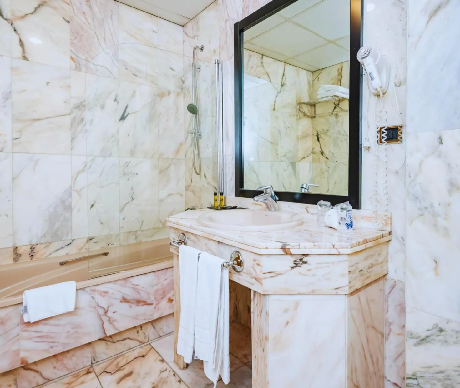 Bathroom in Hotel Condestable Iranzo