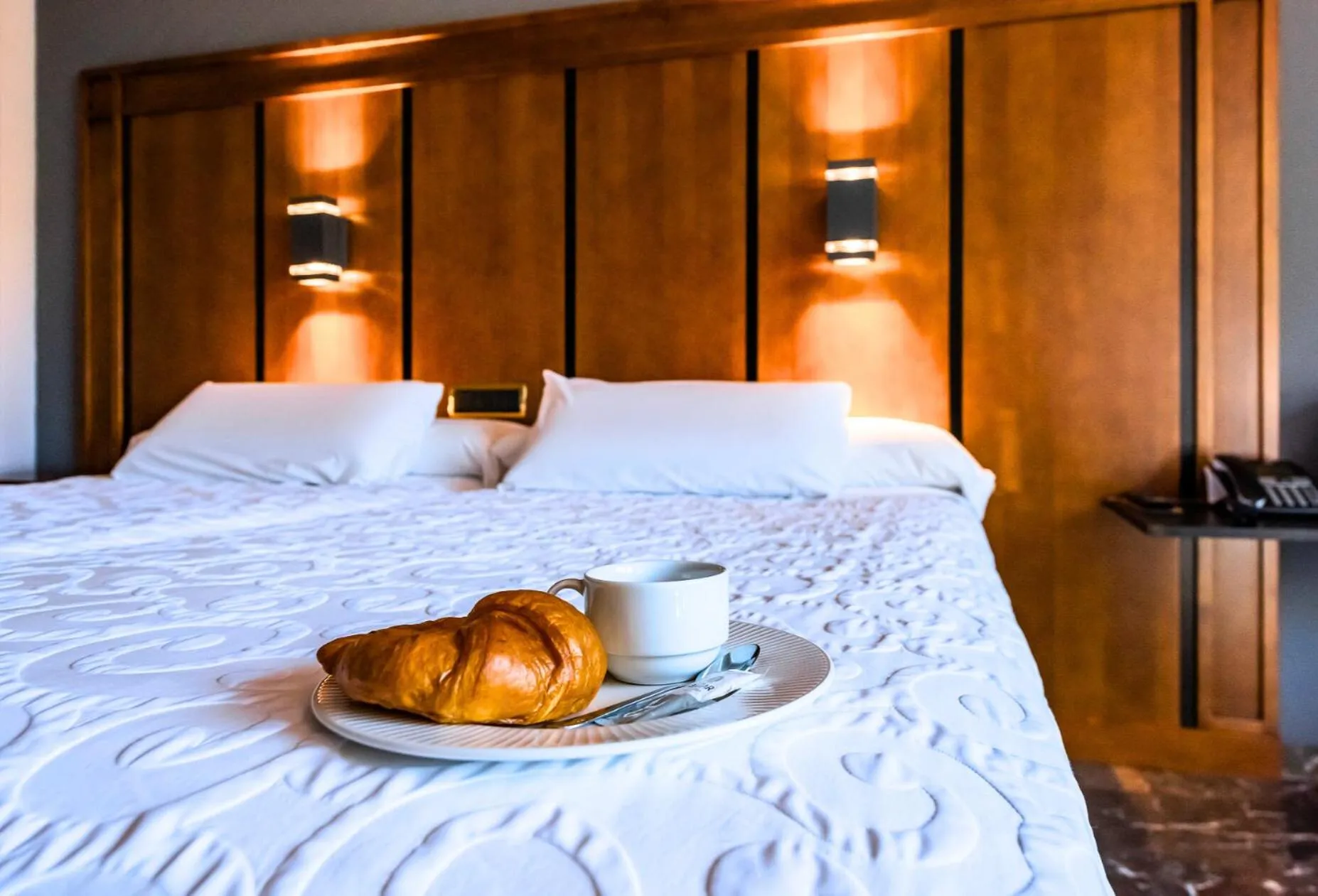 room service, Bed in Hotel Condestable Iranzo