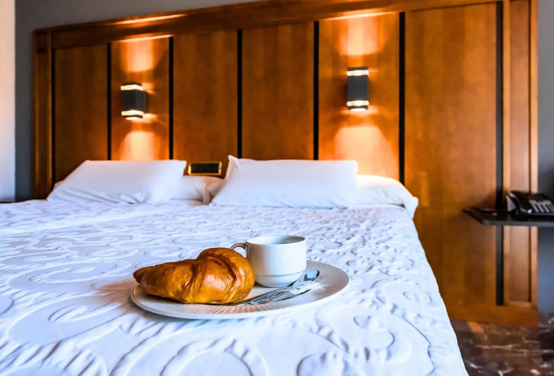 room service, Bed in Hotel Condestable Iranzo room service, Bed in Hotel Condestable Iranzo