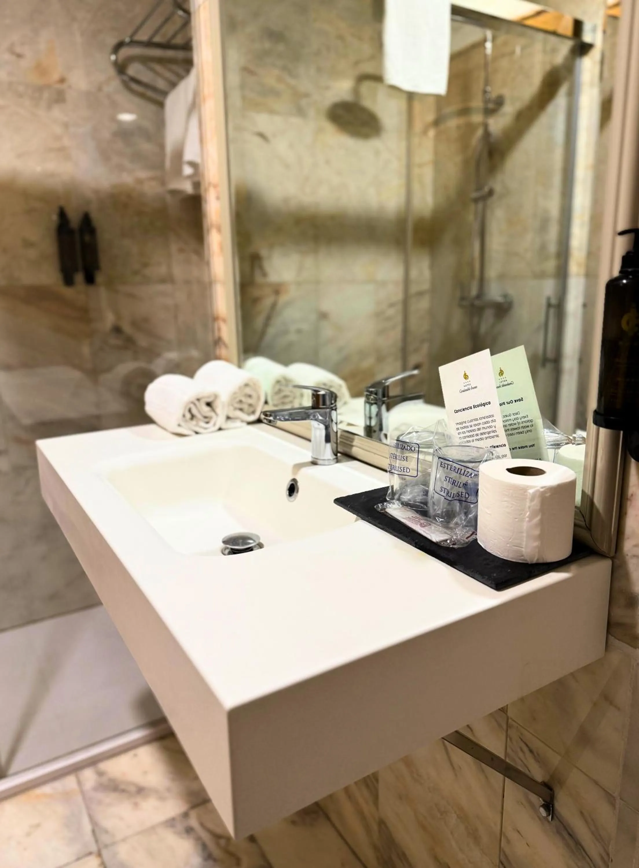 Bathroom in Hotel Condestable Iranzo