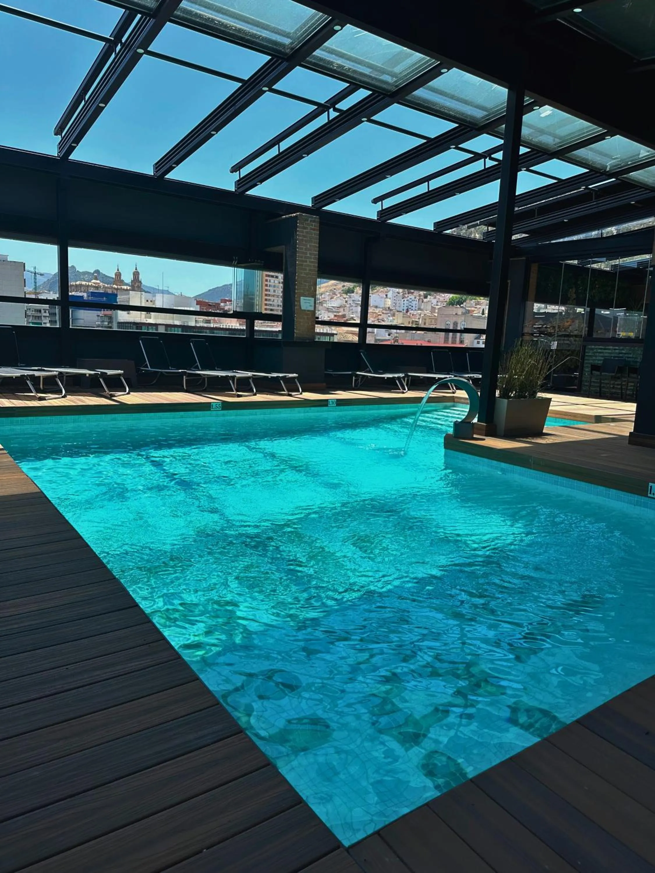 Swimming pool in Hotel Condestable Iranzo