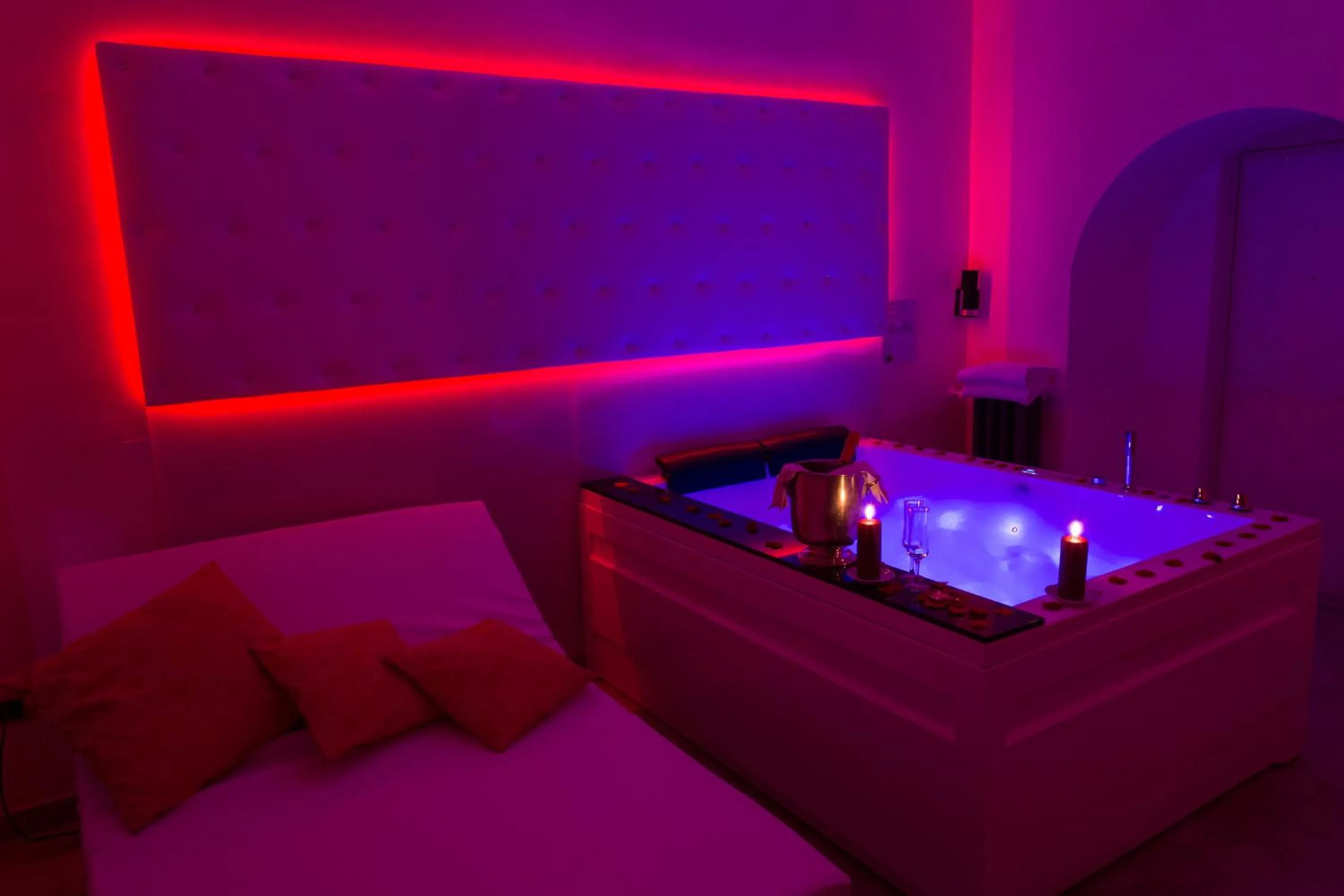 Bed in Regis Resort & Wellness