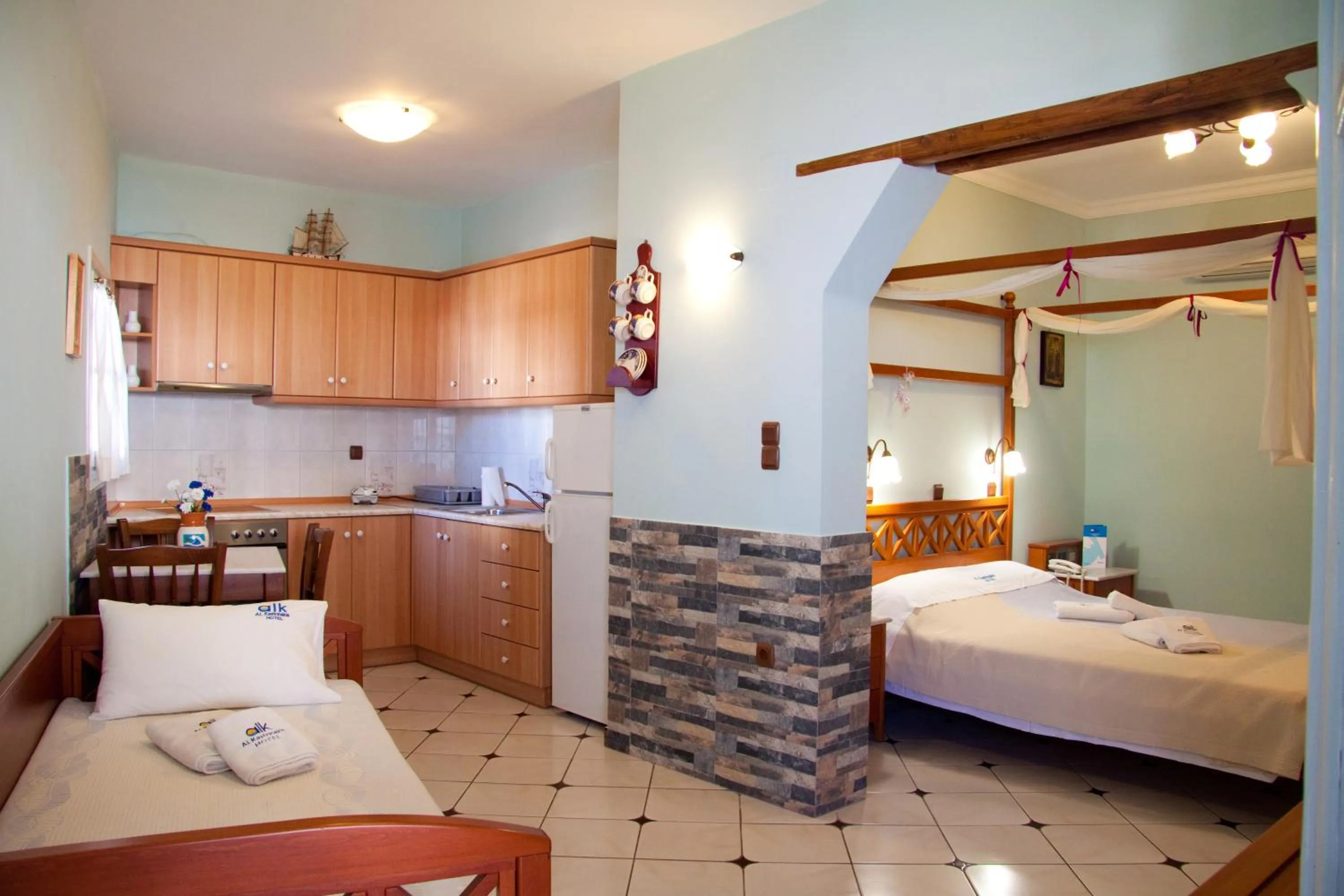 Kitchen or kitchenette, Bed in ALK Hotelᵀᴹ