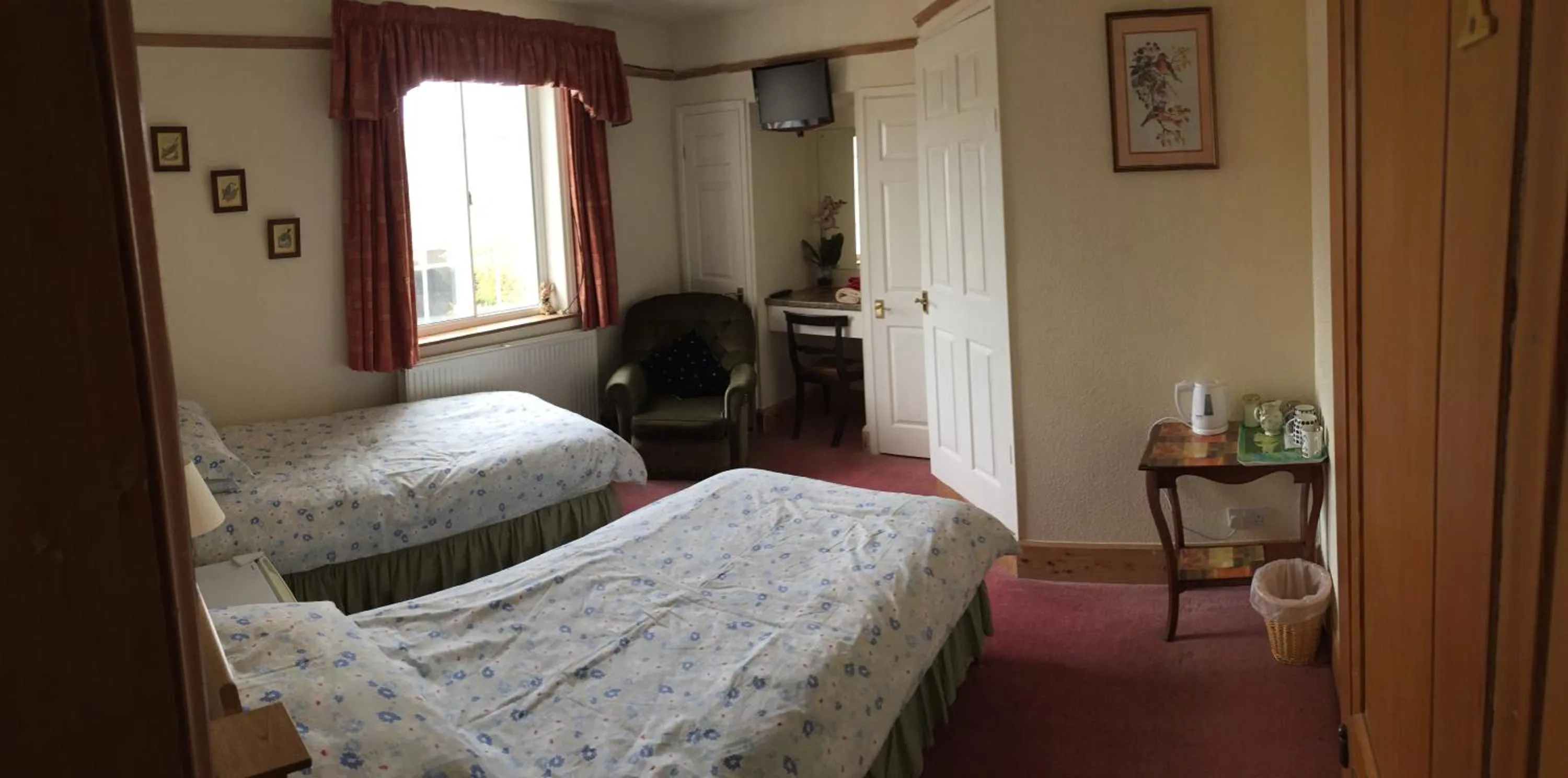 Twin Room with Bathroom in Haselor Farm B & B