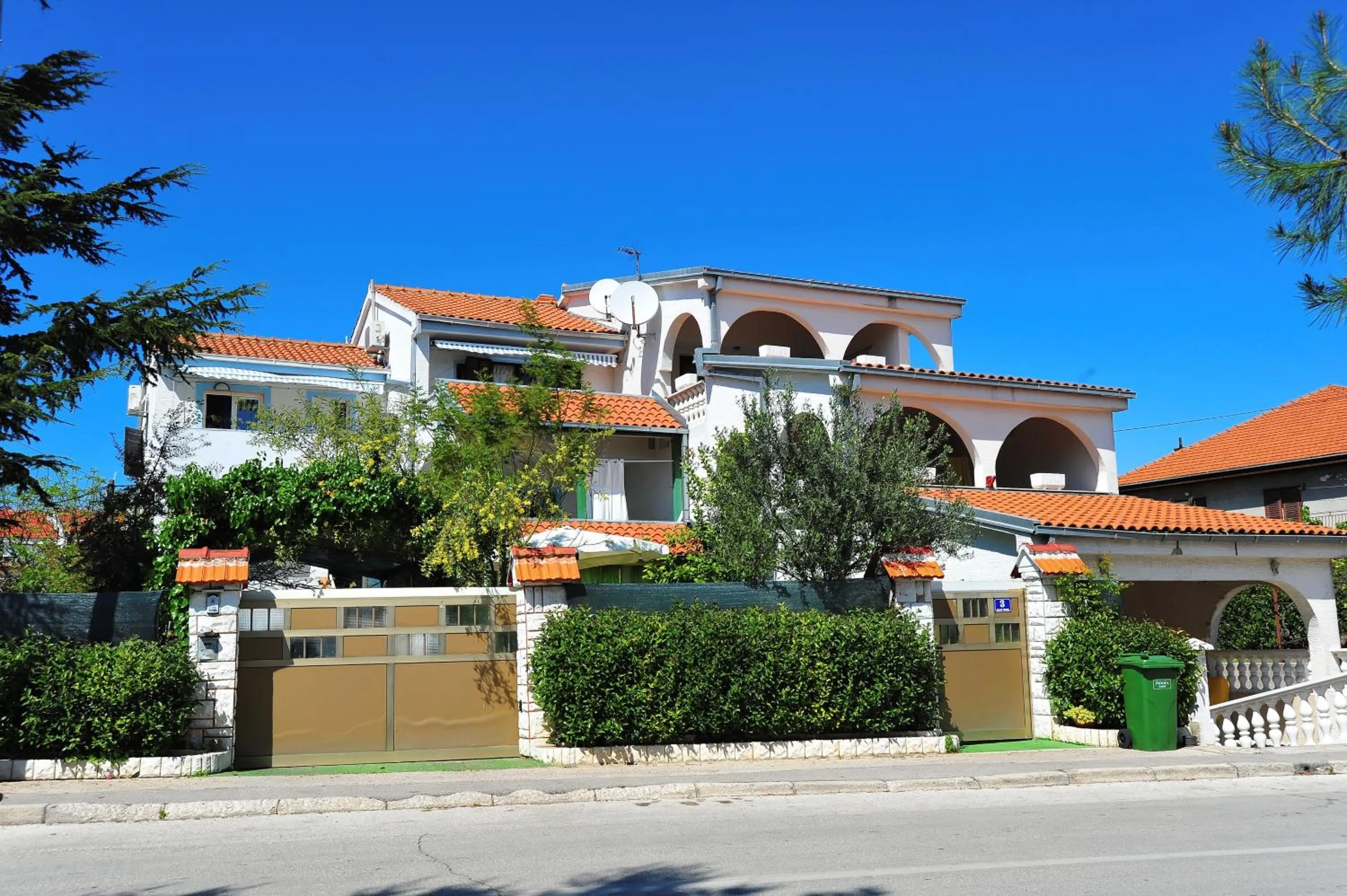 Apartments and Rooms Anika