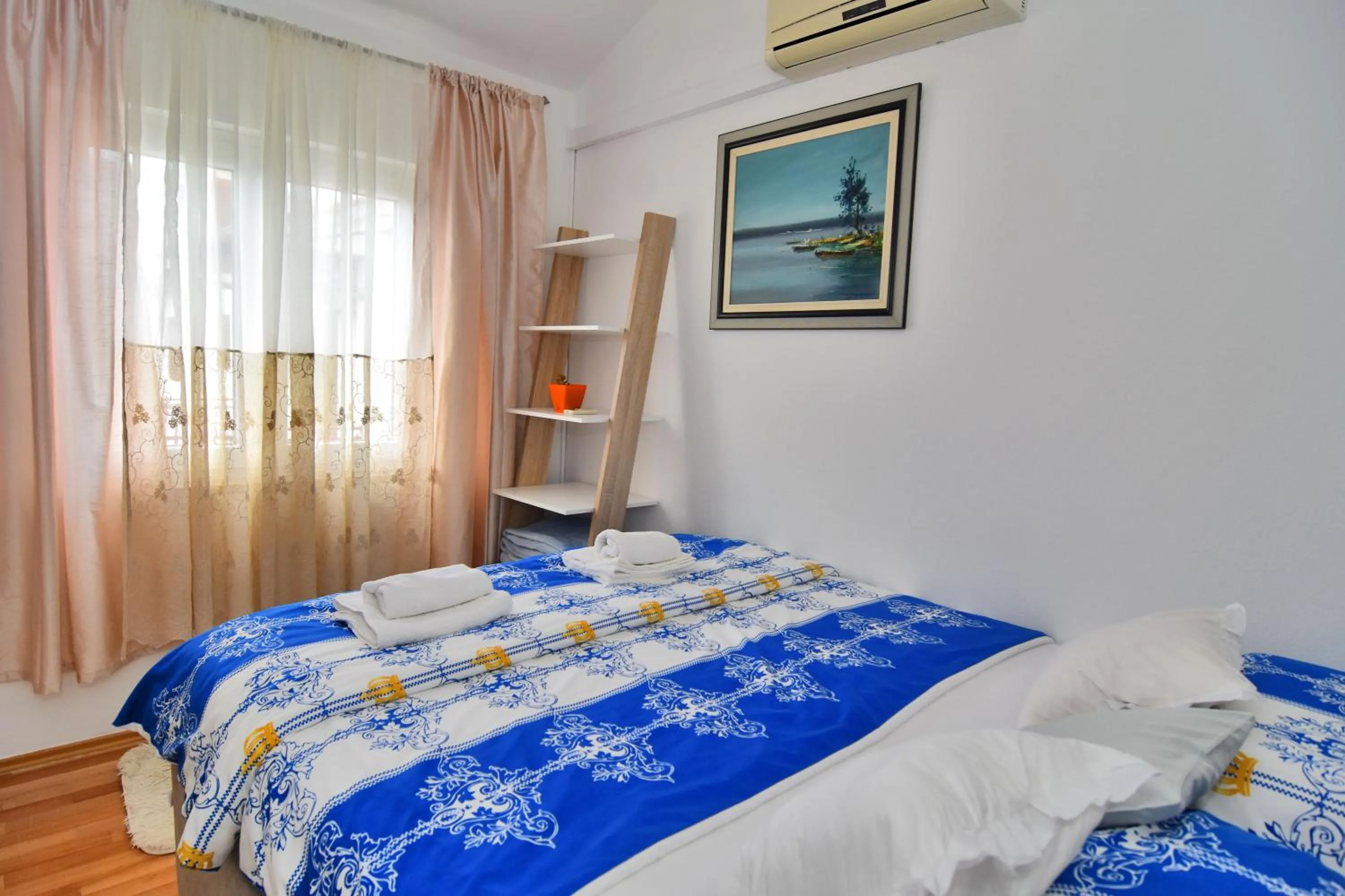 Apartments and Rooms Anika