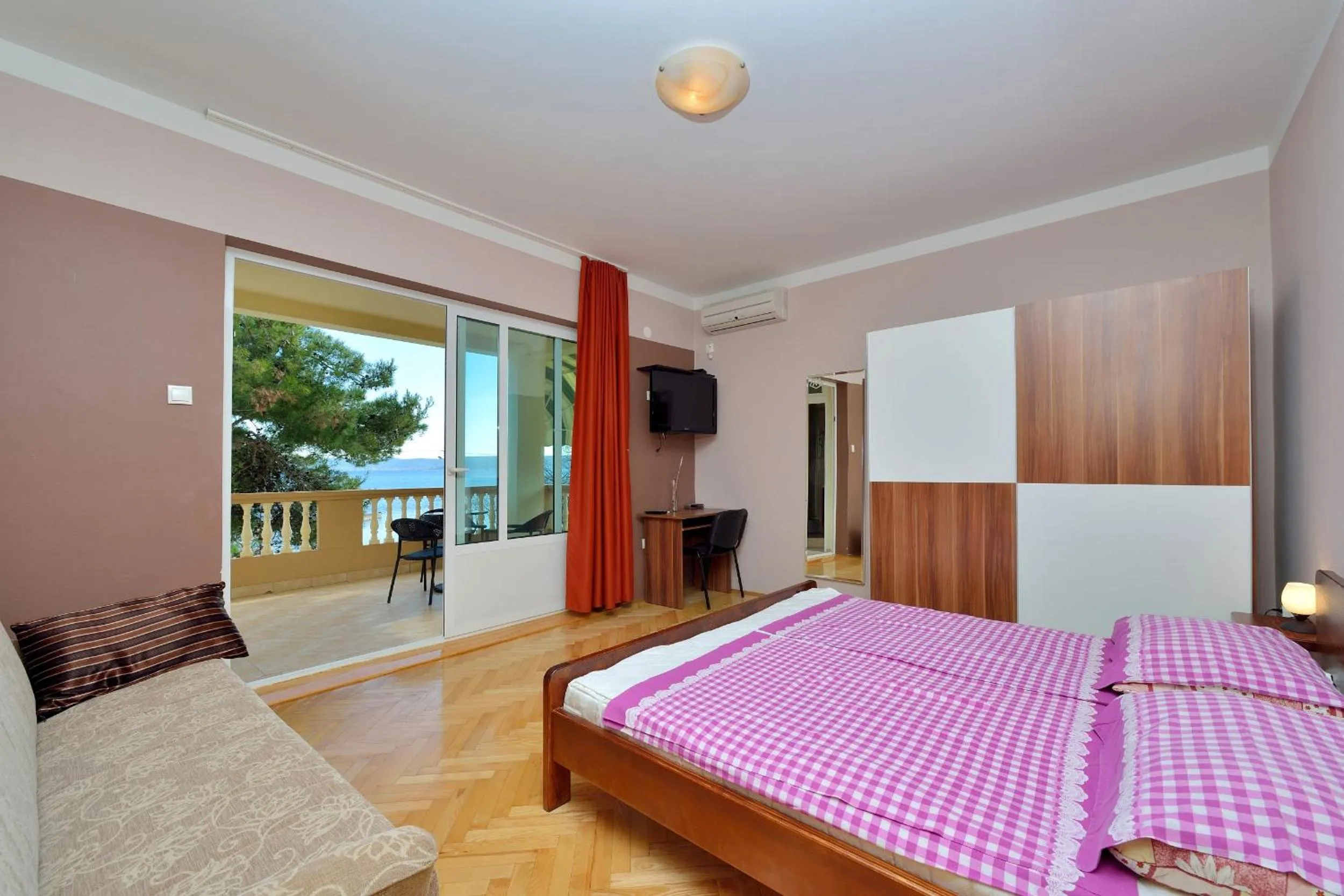 Communal lounge/ TV room, Bed in Guest House Malenica