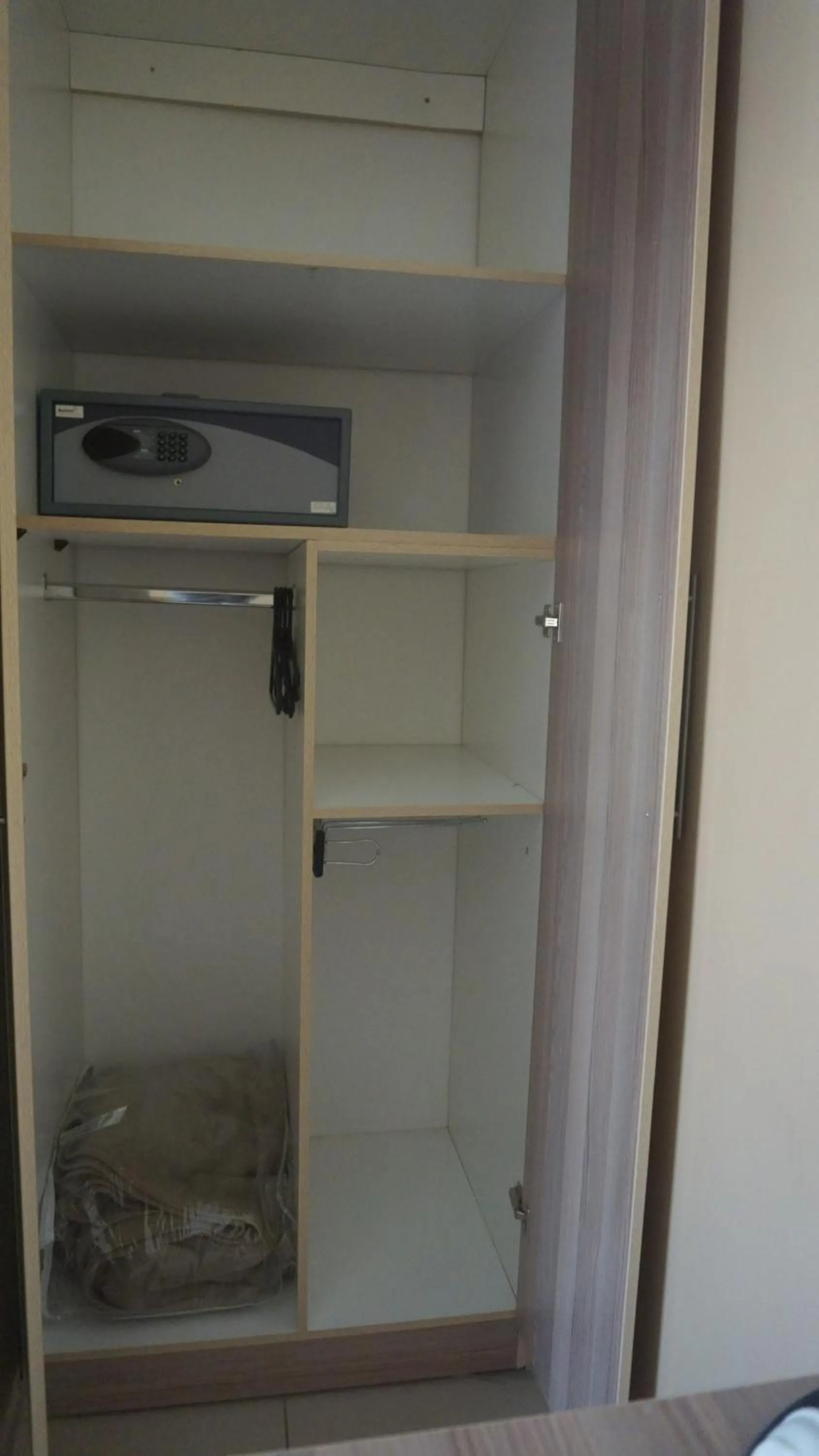 wardrobe in Bridgeville Guest House( Pty) Ltd