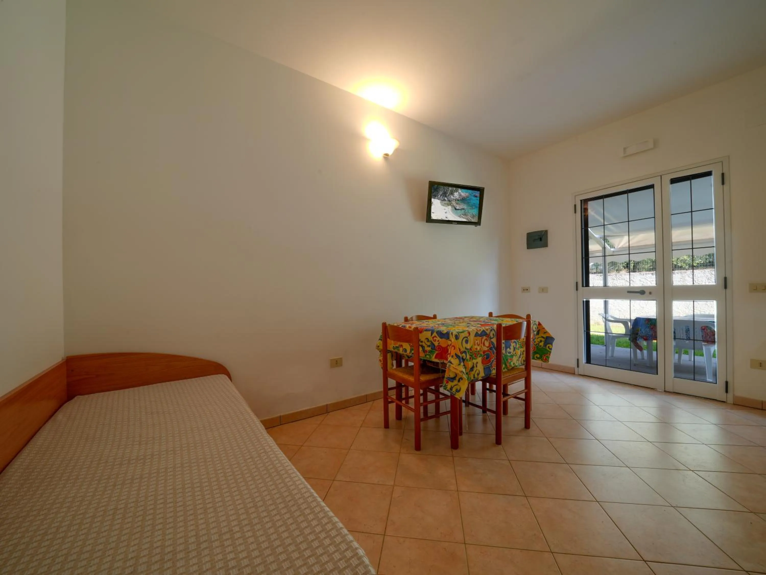 Dining area, Bed in Rosy Hotel Residence