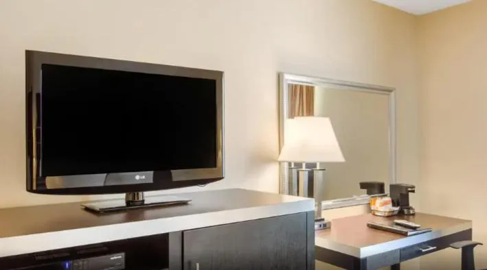 TV and multimedia in Quality Inn Ledgewood - Dover