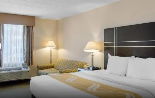 Bed in Quality Inn Ledgewood - Dover