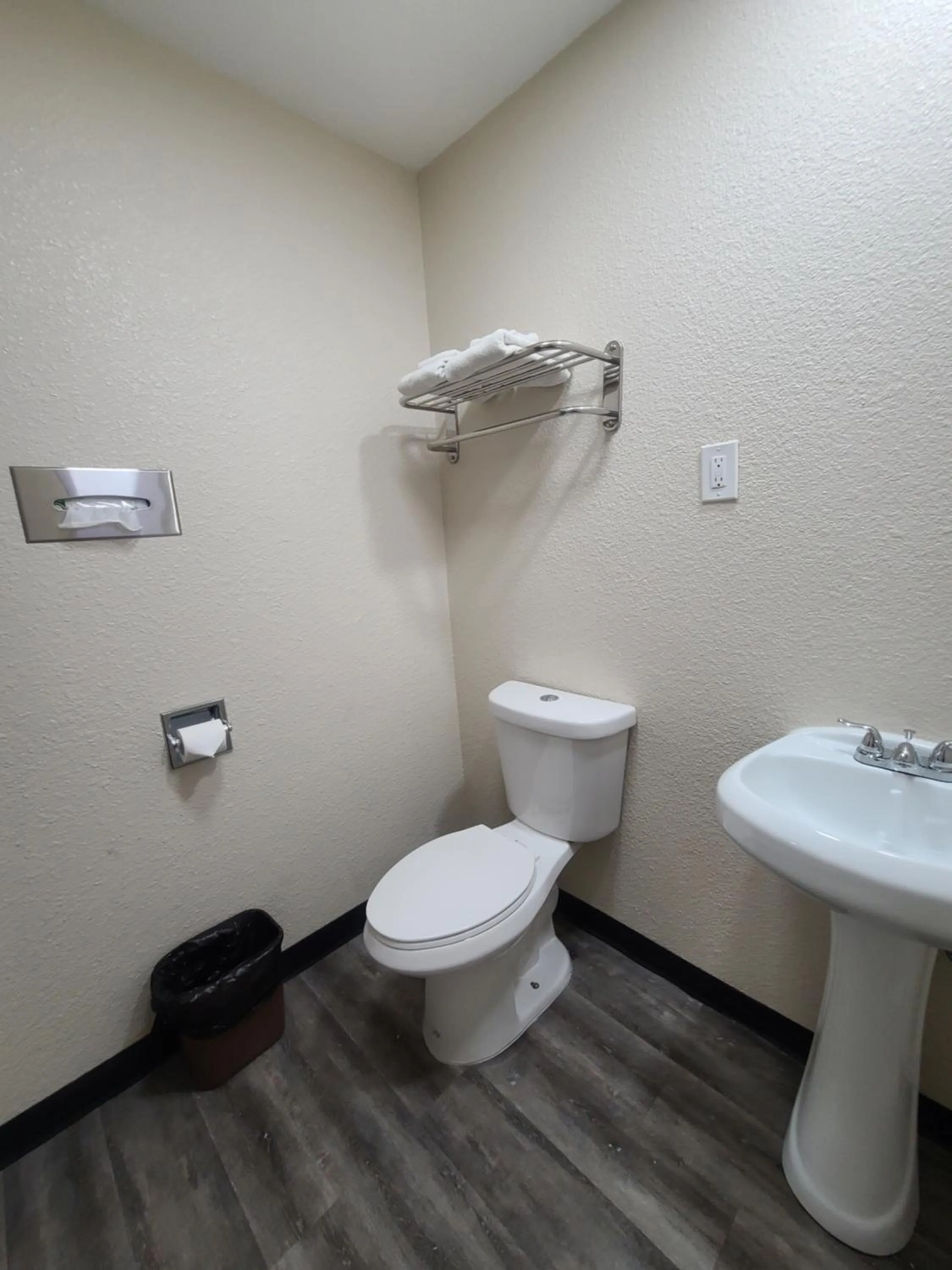 Majestic Inn & Suites