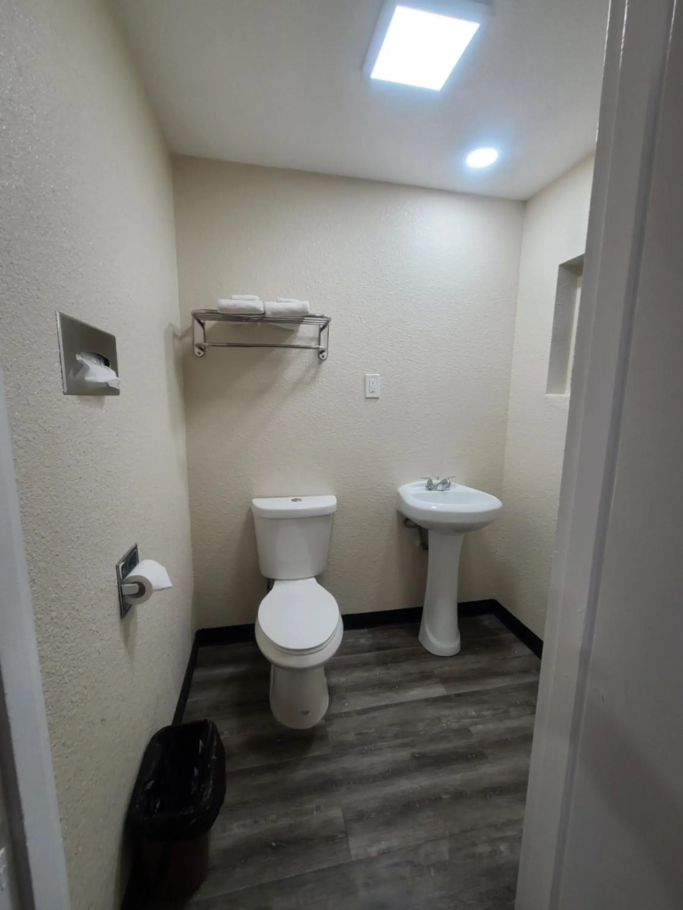 Queen Room with Two Queen Beds - Non-Smoking in Majestic Inn & Suites Queen Room with Two Queen Beds - Non-Smoking in Majestic Inn & Suites