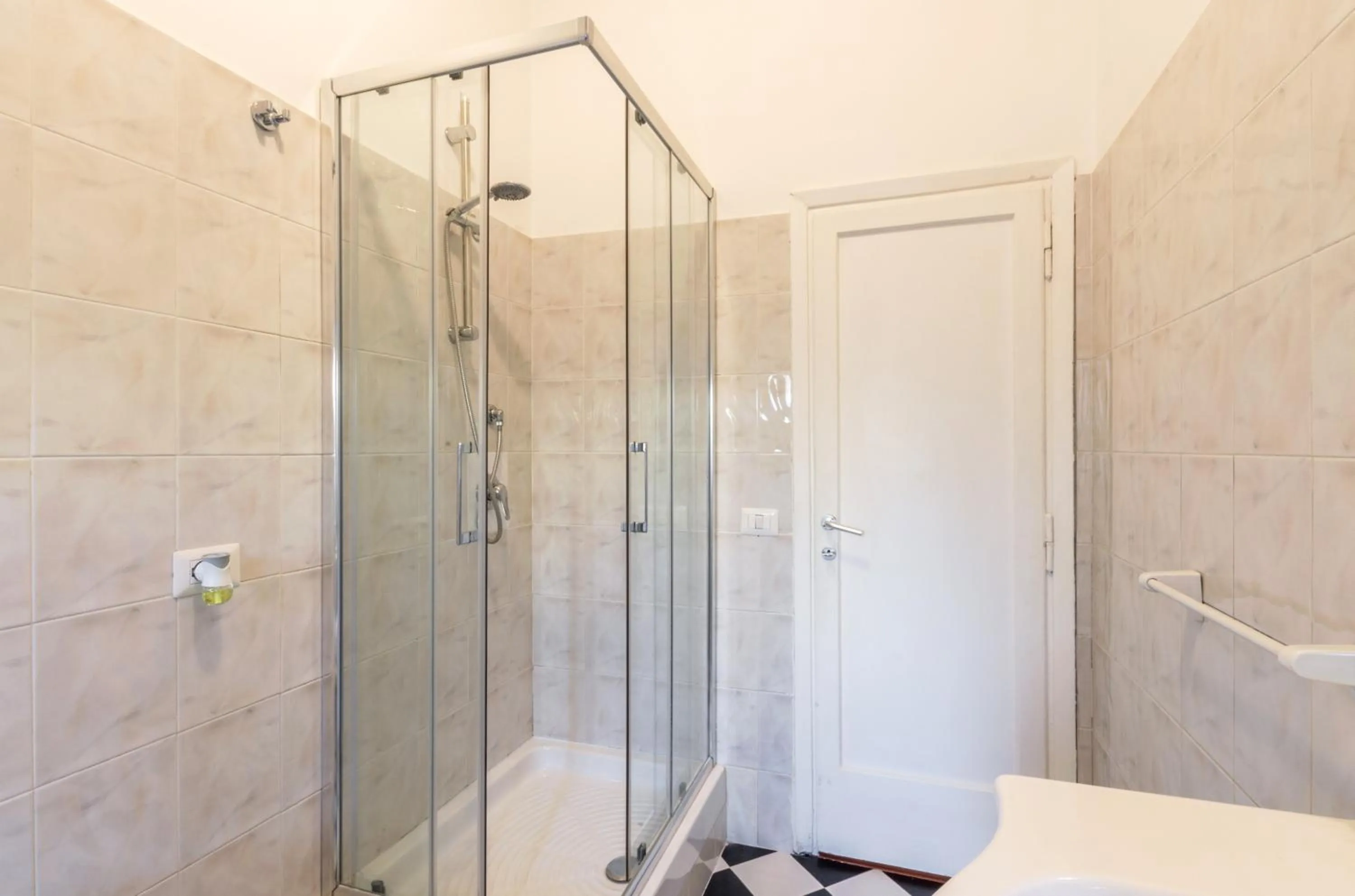 Shower in Liberty Trastevere B&B