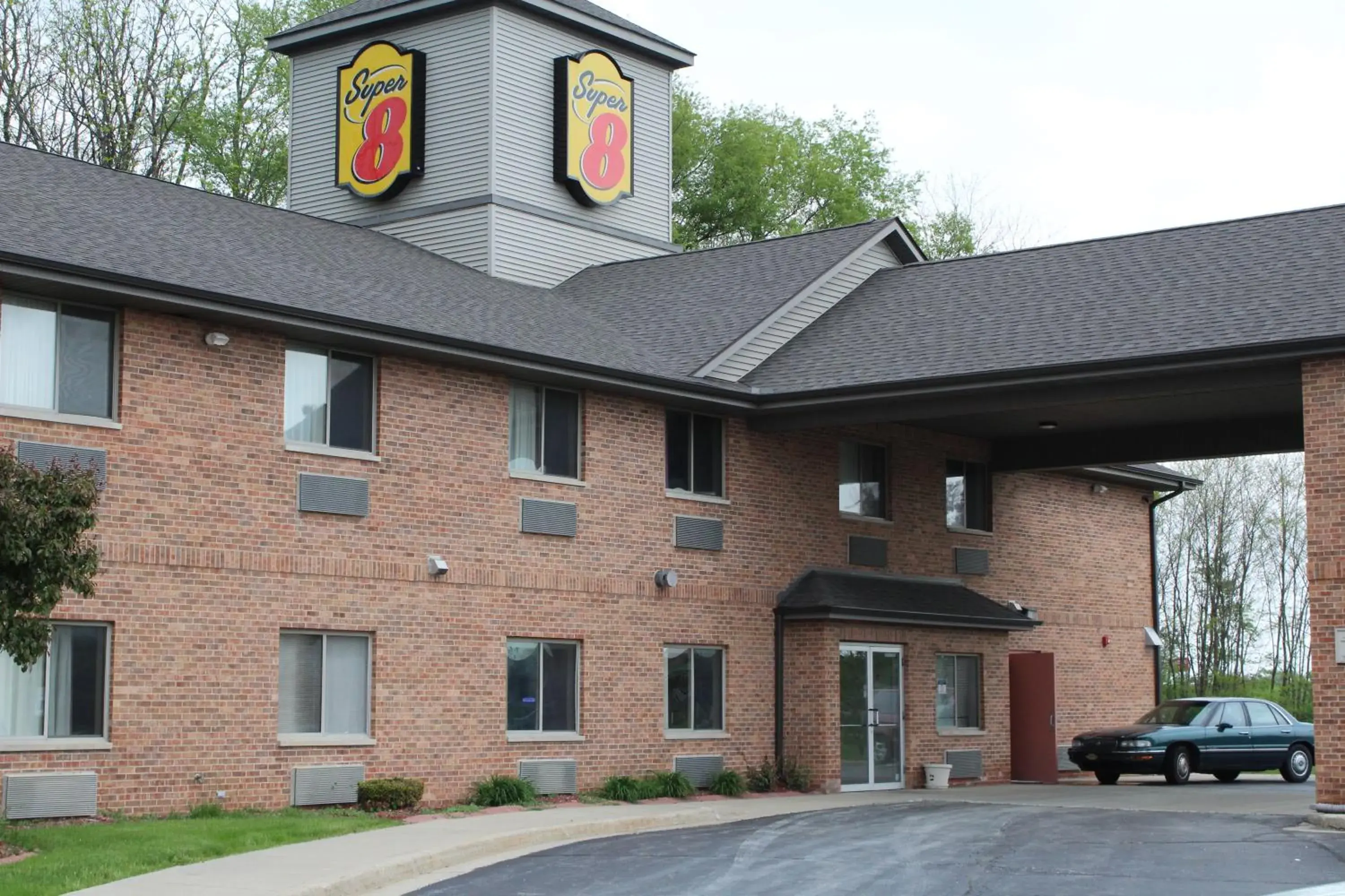 Facade/entrance in Super 8 by Wyndham Valparaiso Facade/entrance in Super 8 by Wyndham Valparaiso