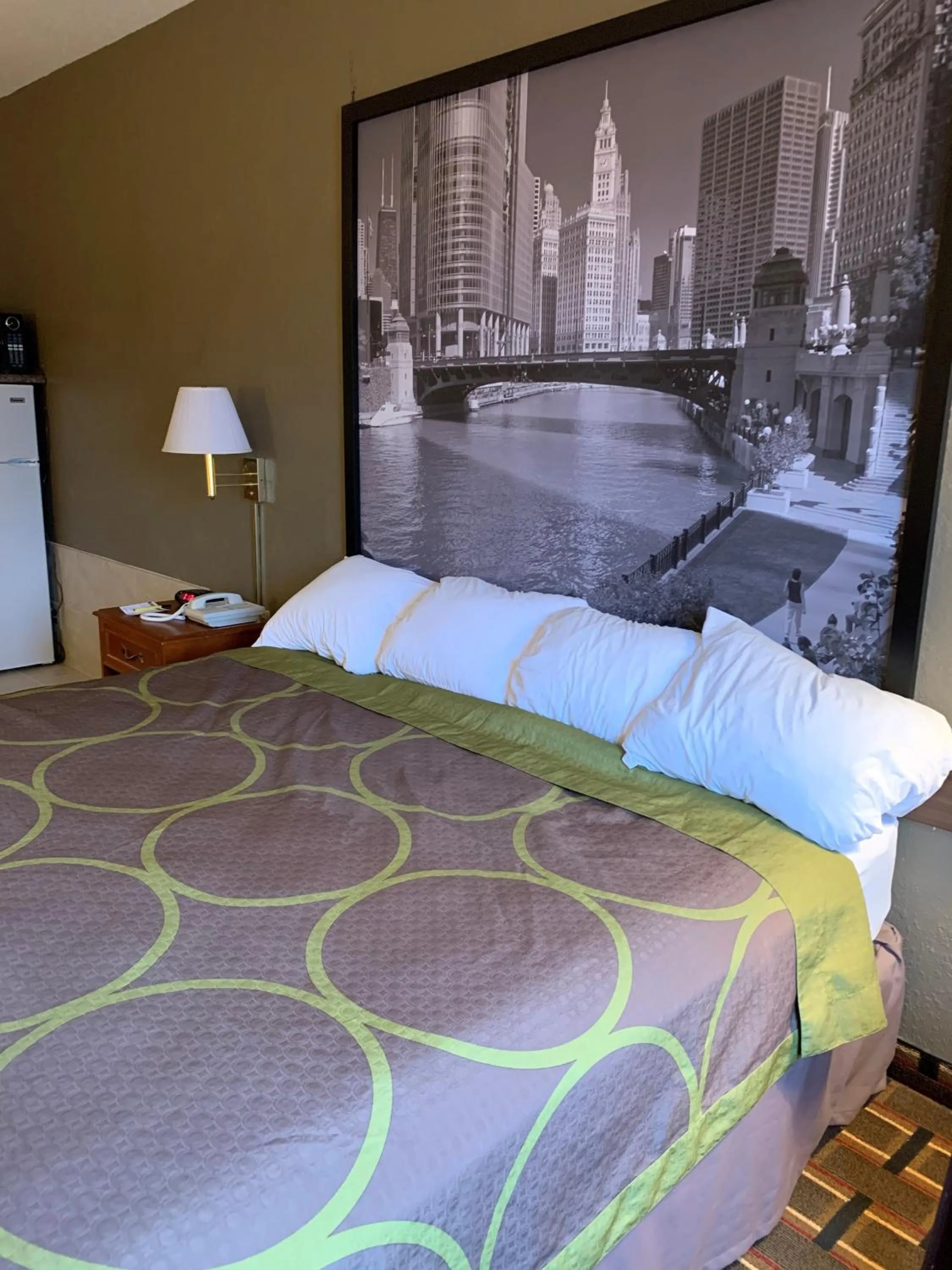 Bed in Super 8 by Wyndham Valparaiso