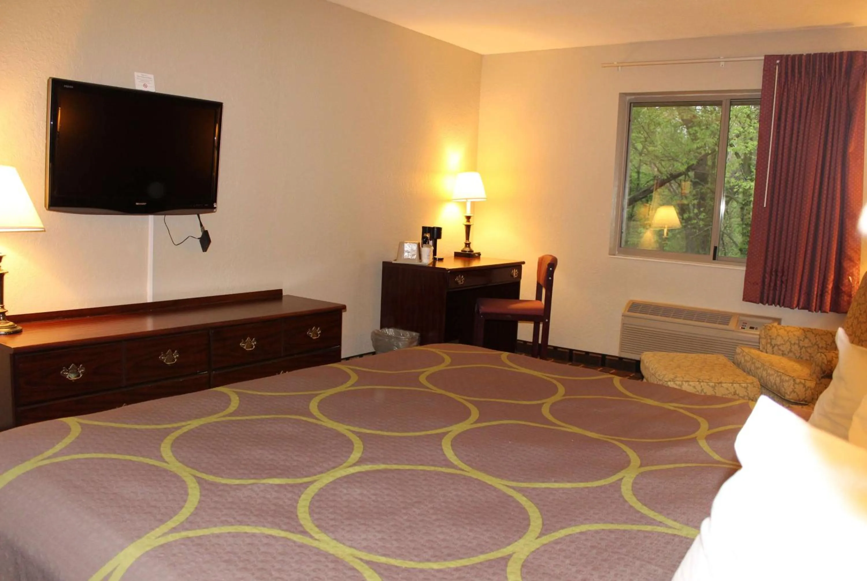 Photo of the whole room, Bed in Super 8 by Wyndham Valparaiso