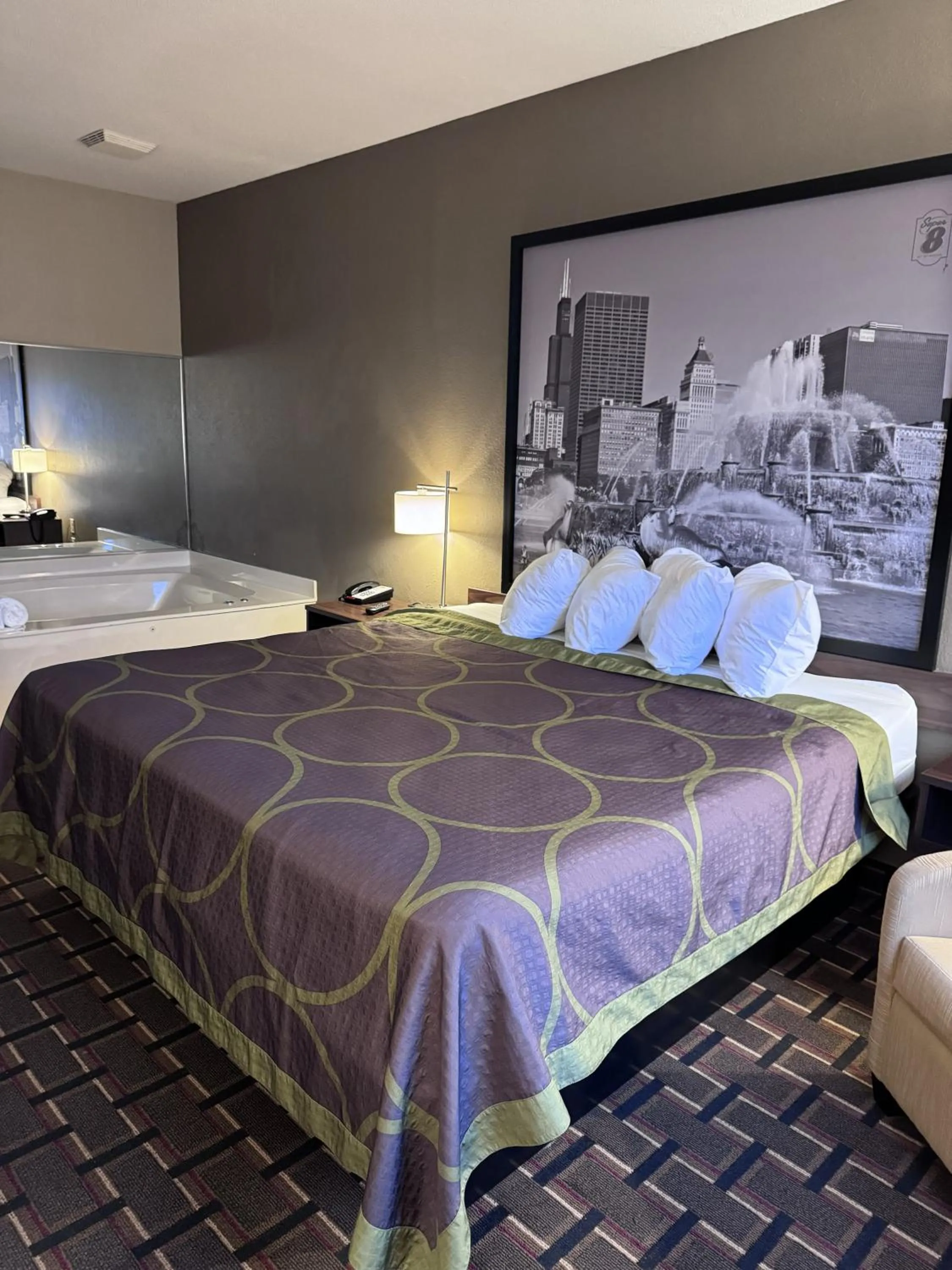 Bedroom, Bed in Super 8 by Wyndham Valparaiso