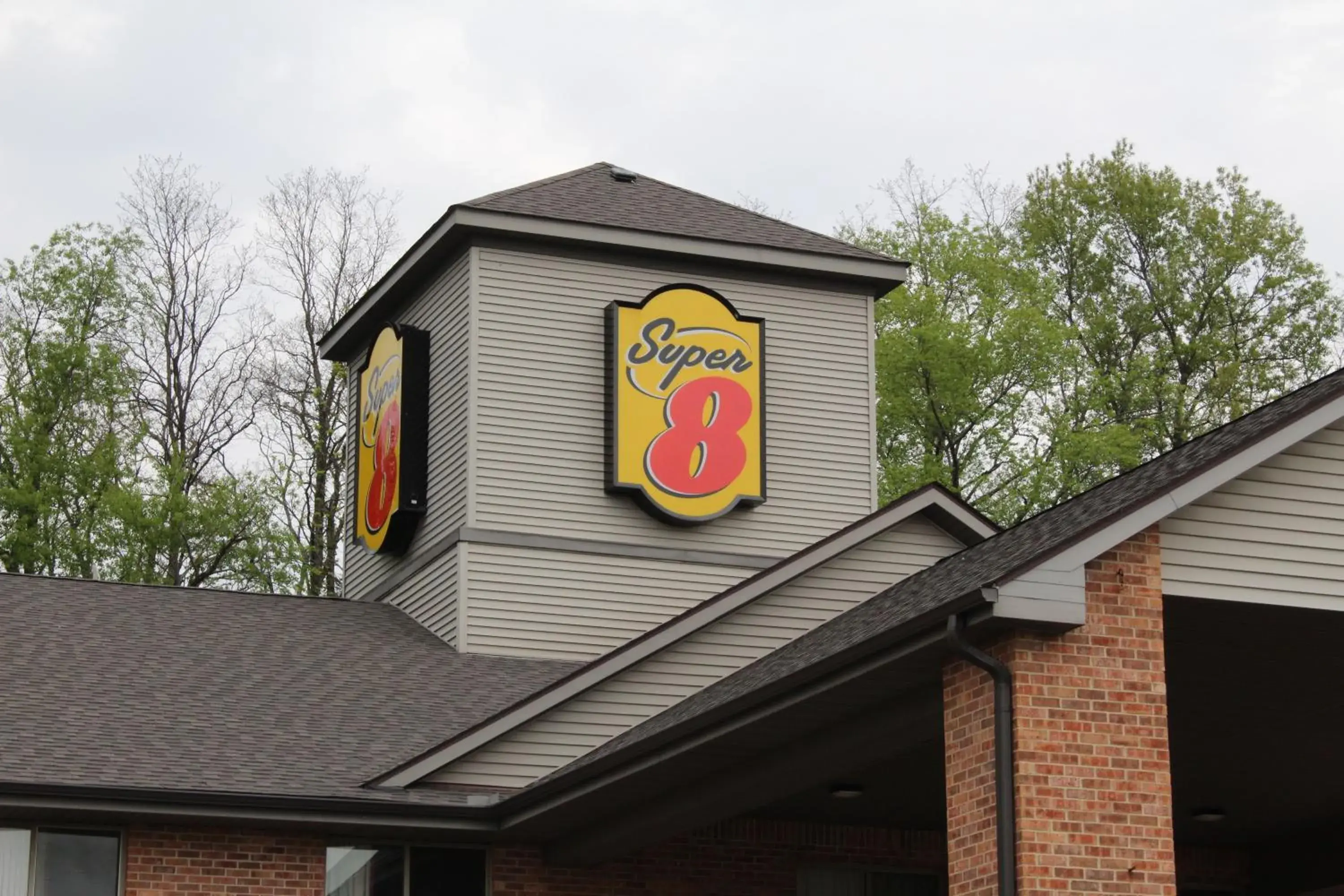 Property building in Super 8 by Wyndham Valparaiso Property building in Super 8 by Wyndham Valparaiso