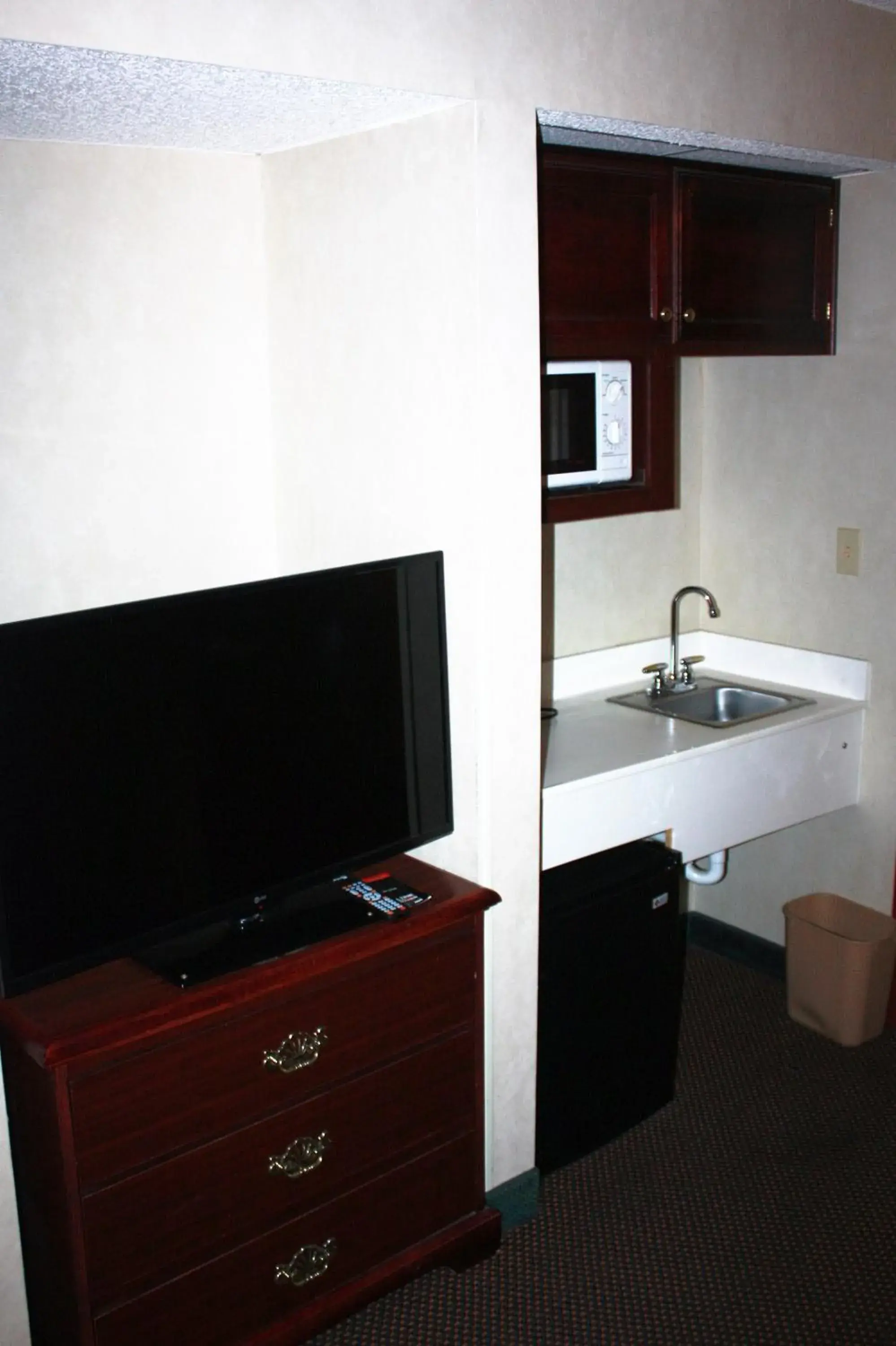 TV and multimedia, TV/Entertainment Center in Lexington Suites of Jonesboro