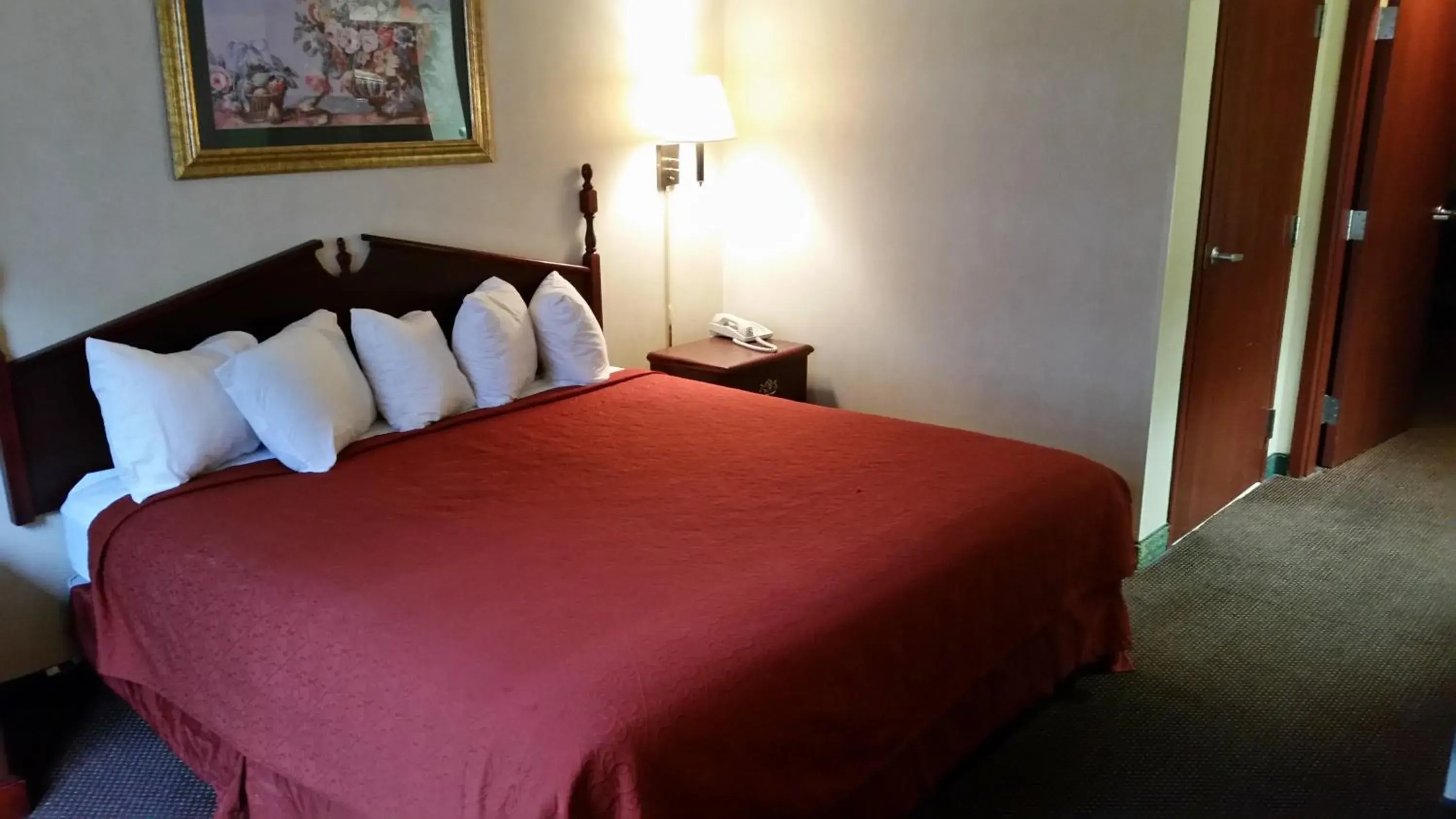 Bed in Lexington Suites of Jonesboro