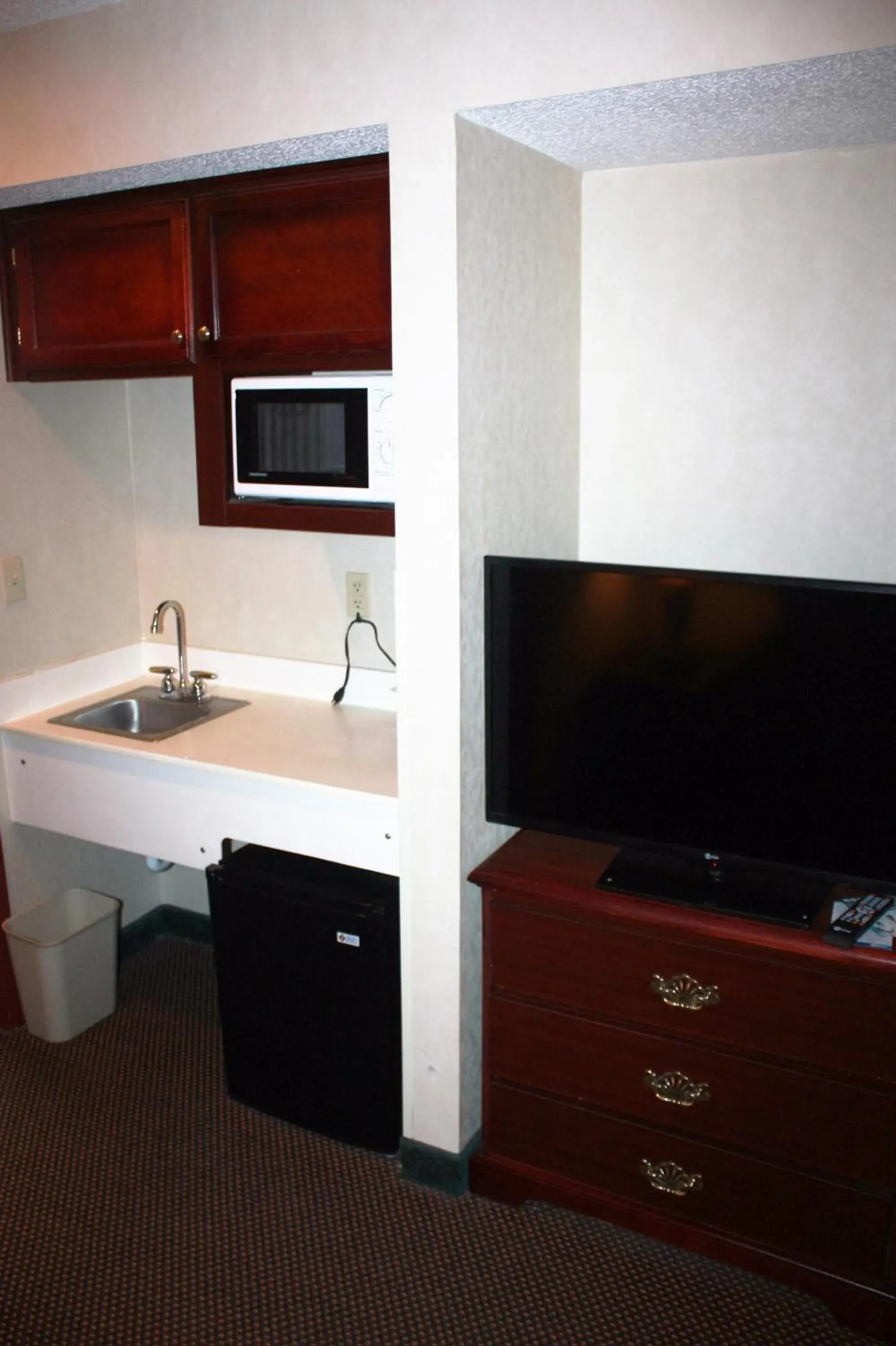 TV and multimedia, TV/Entertainment Center in Lexington Suites of Jonesboro