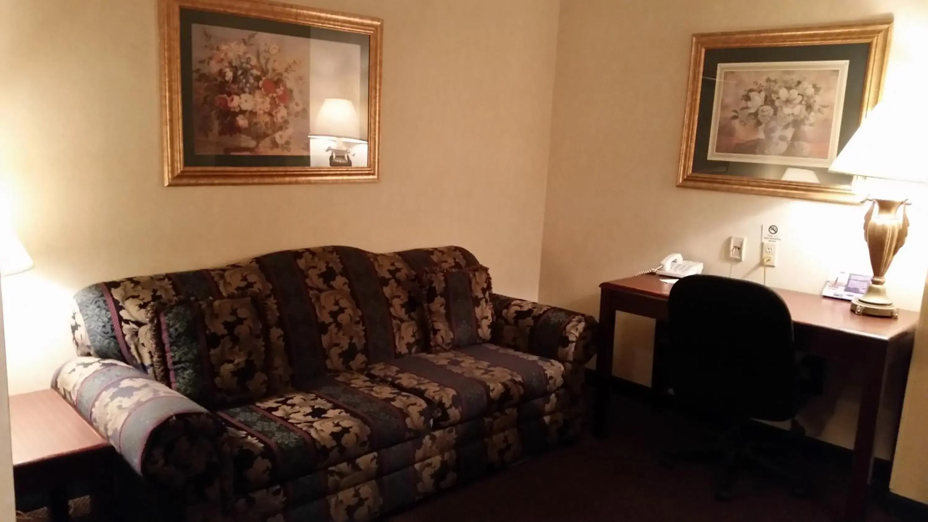 Decorative detail, Seating Area in Lexington Suites of Jonesboro