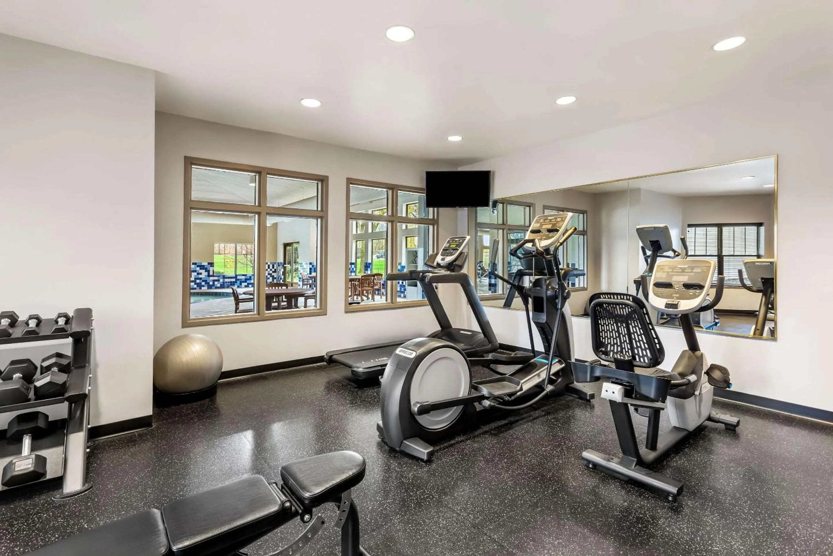 Fitness centre/facilities in Country Inn & Suites by Radisson, Portage, IN