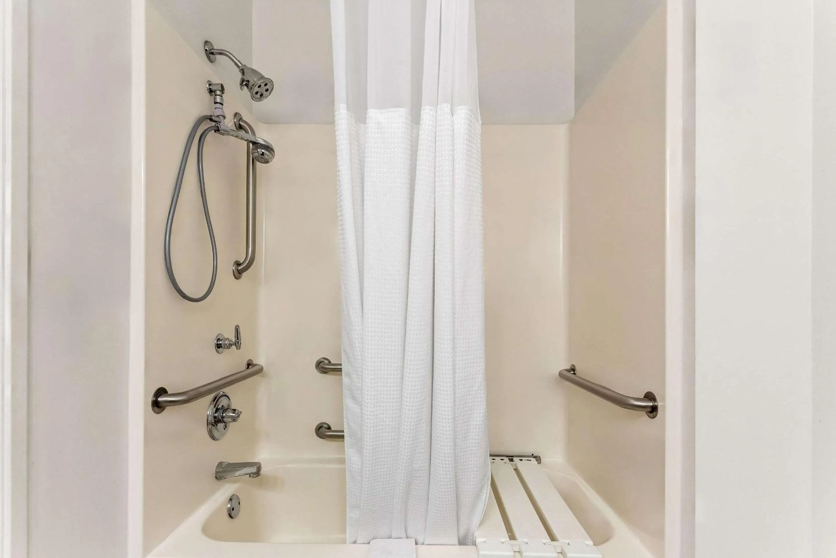 Bedroom in Country Inn & Suites by Radisson, Portage, IN