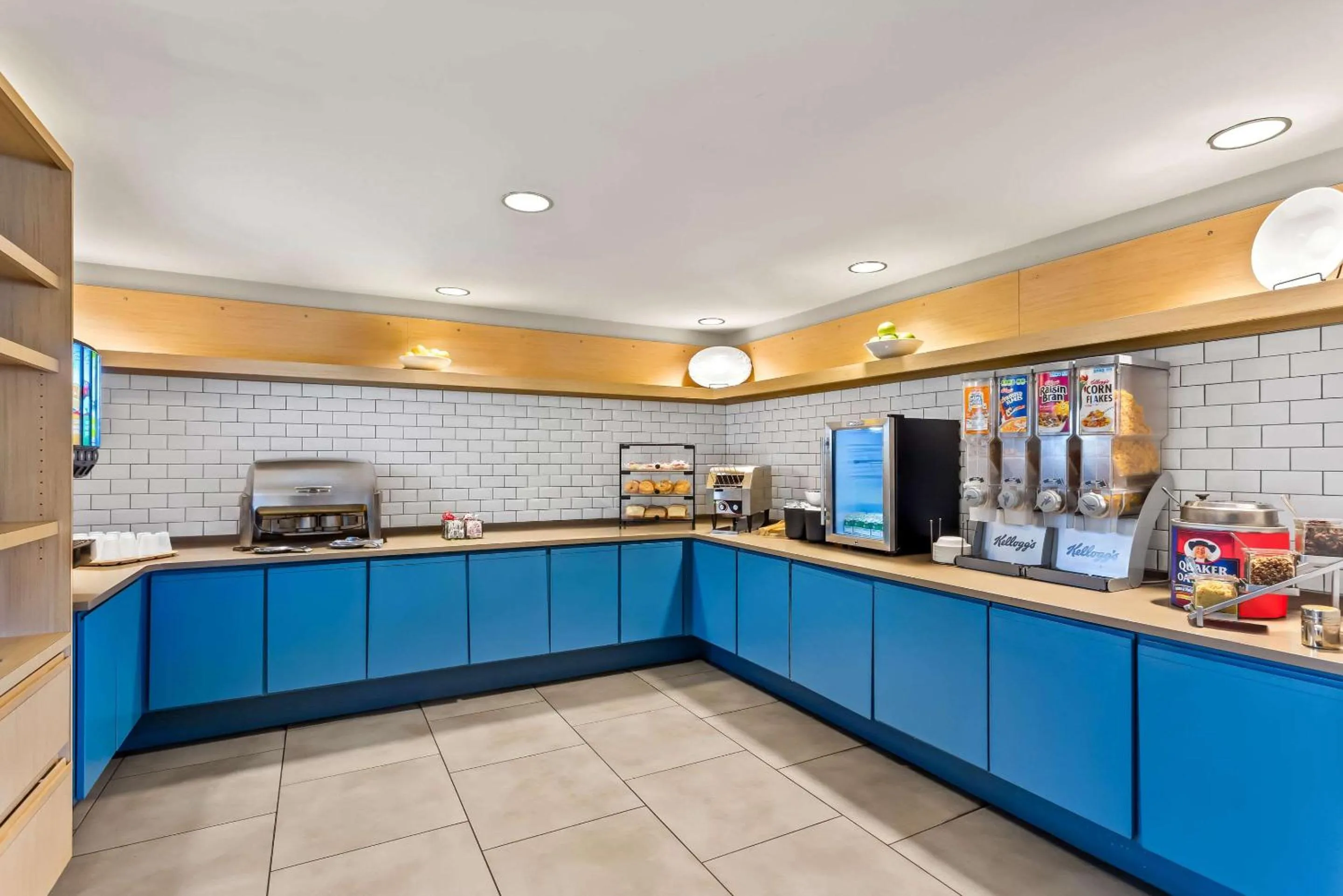 Breakfast in Country Inn & Suites by Radisson, Portage, IN