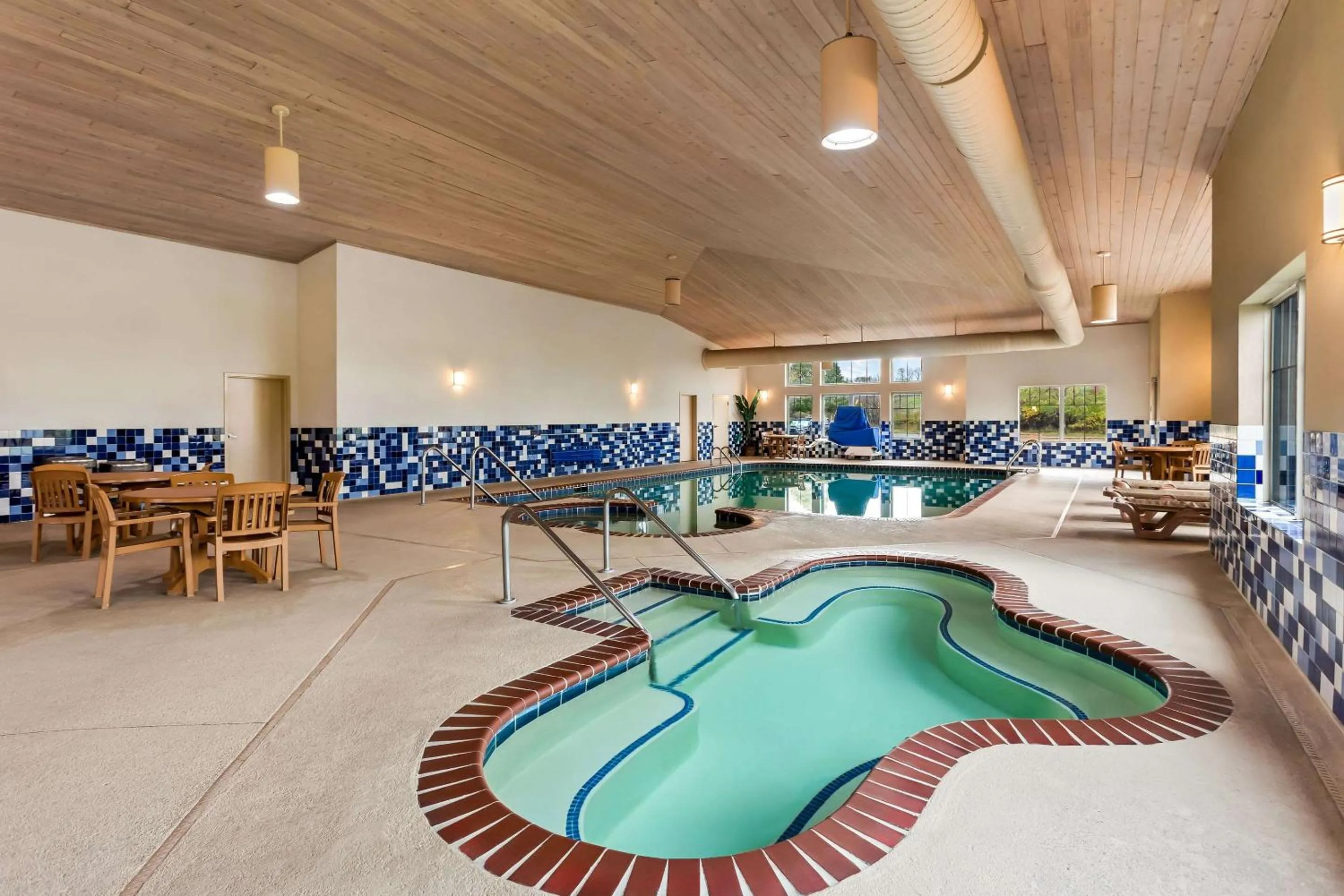 Swimming pool in Country Inn & Suites by Radisson, Portage, IN