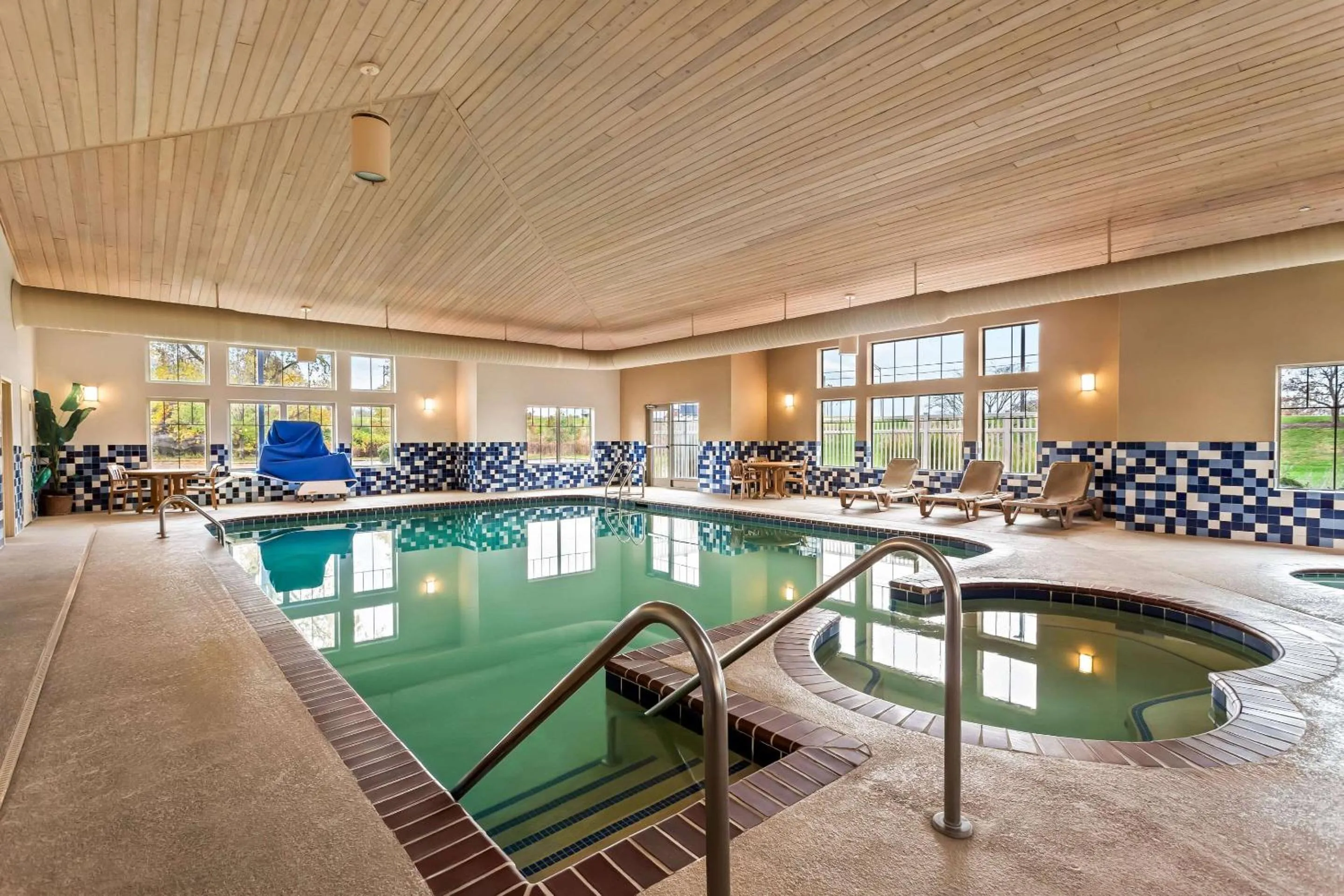 Swimming pool in Country Inn & Suites by Radisson, Portage, IN