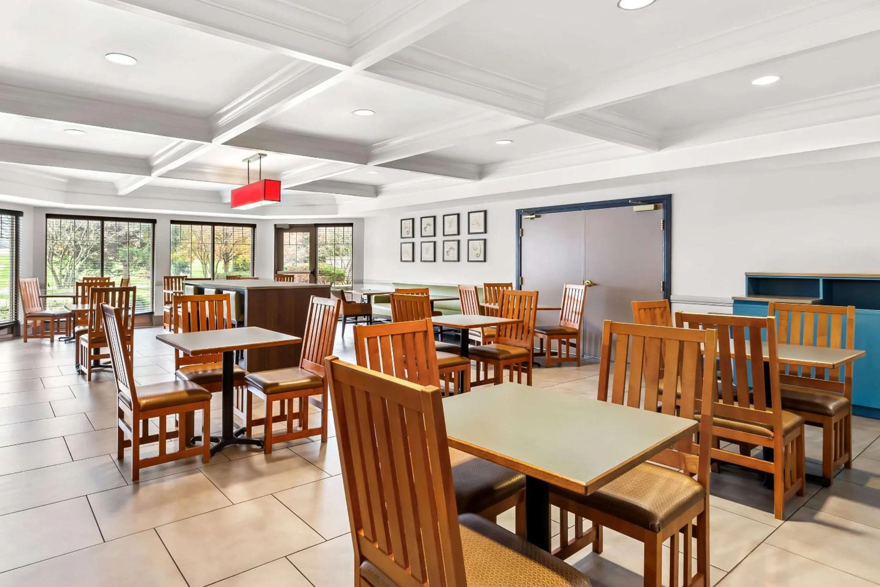 Breakfast in Country Inn & Suites by Radisson, Portage, IN