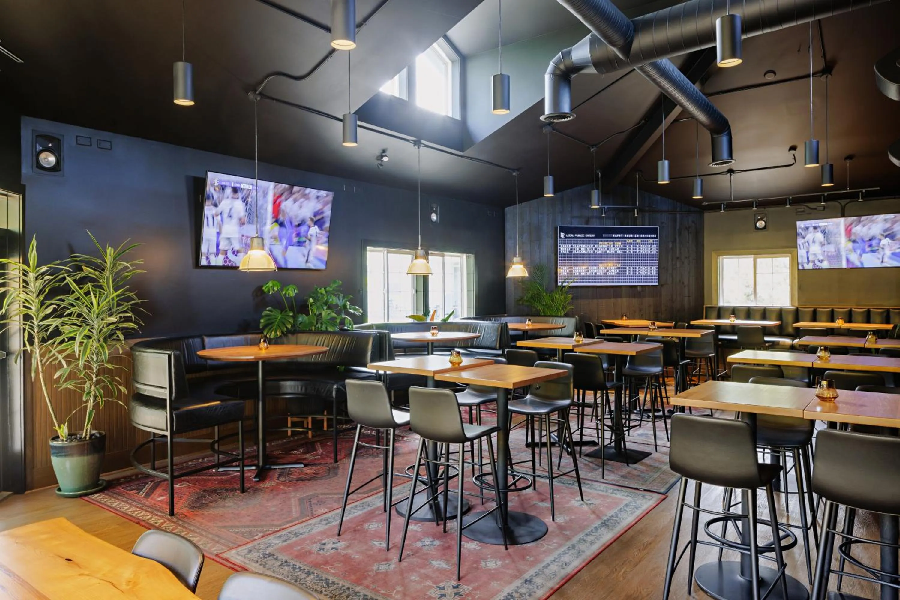 Restaurant/places to eat in Balcomo, a Ramada by Wyndham