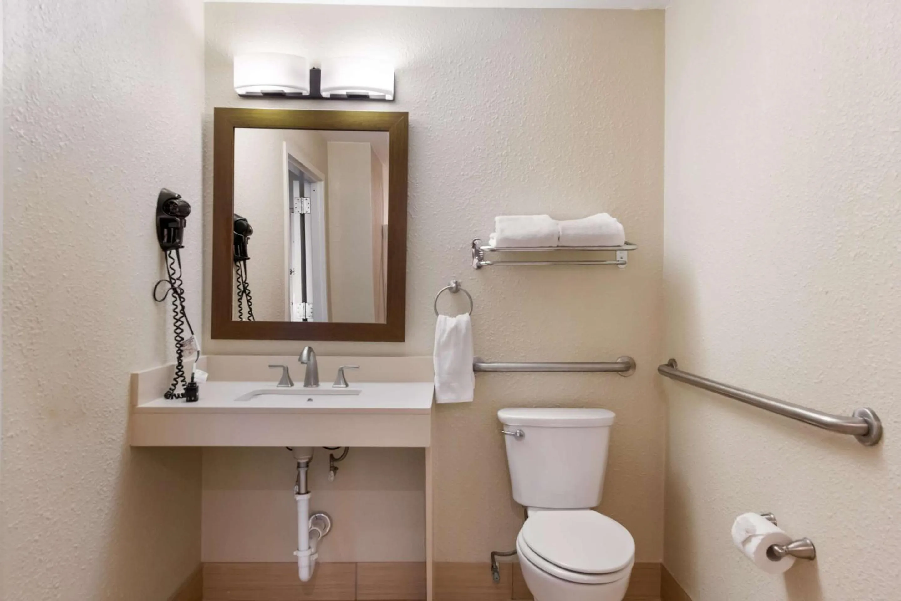 Bedroom in Comfort Inn South Oceanfront