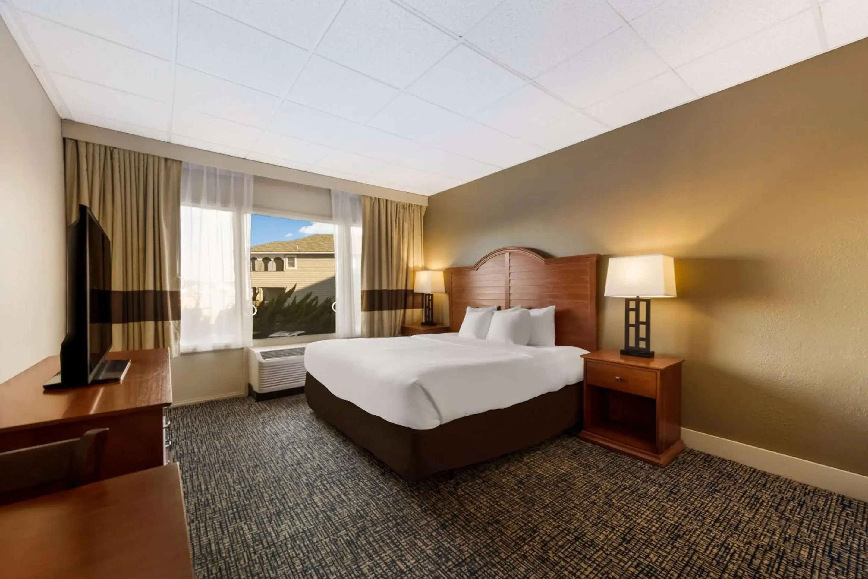 Bedroom, Bed in Comfort Inn South Oceanfront Bedroom, Bed in Comfort Inn South Oceanfront