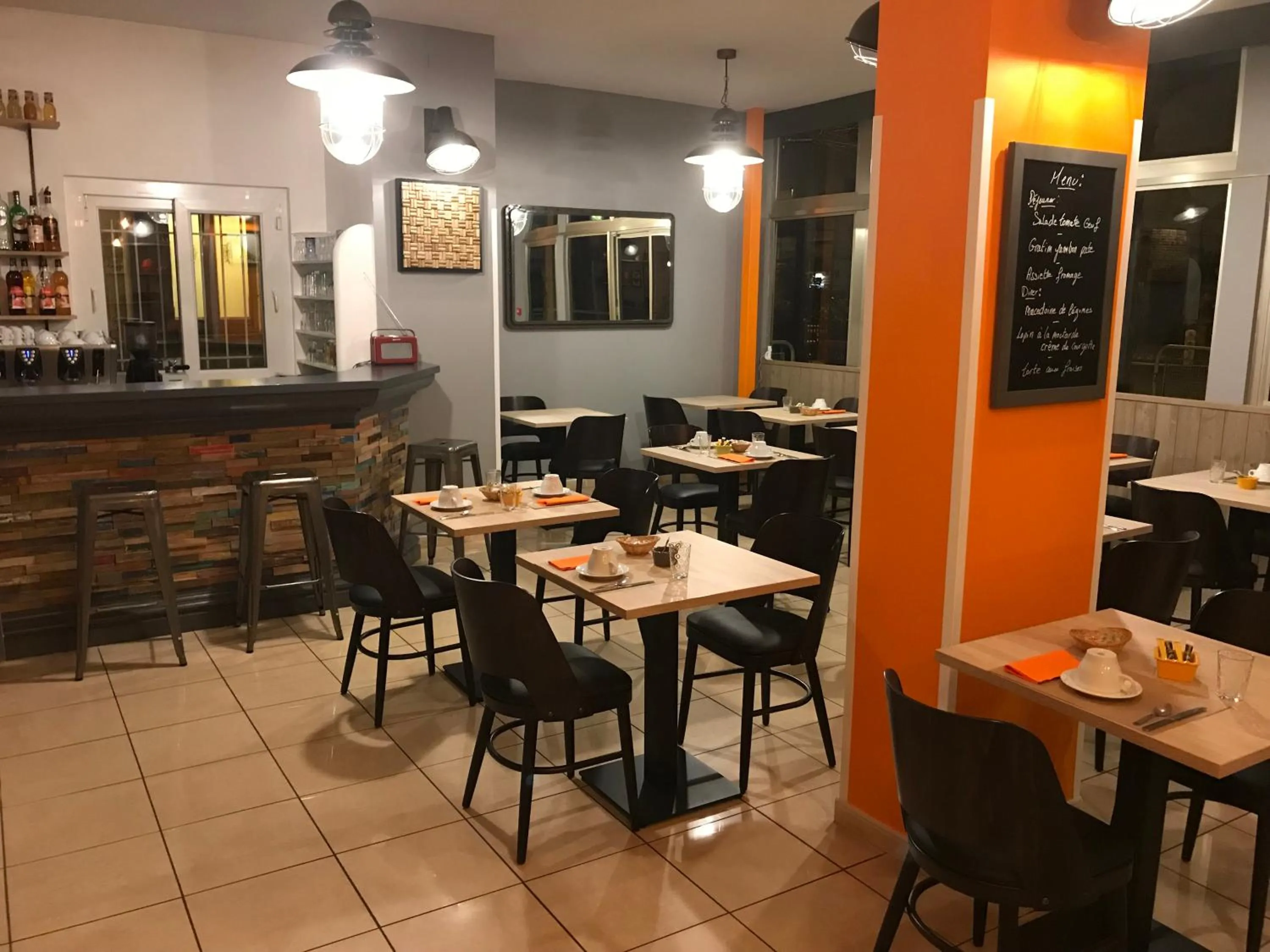 Restaurant/places to eat in REV HÔTEL